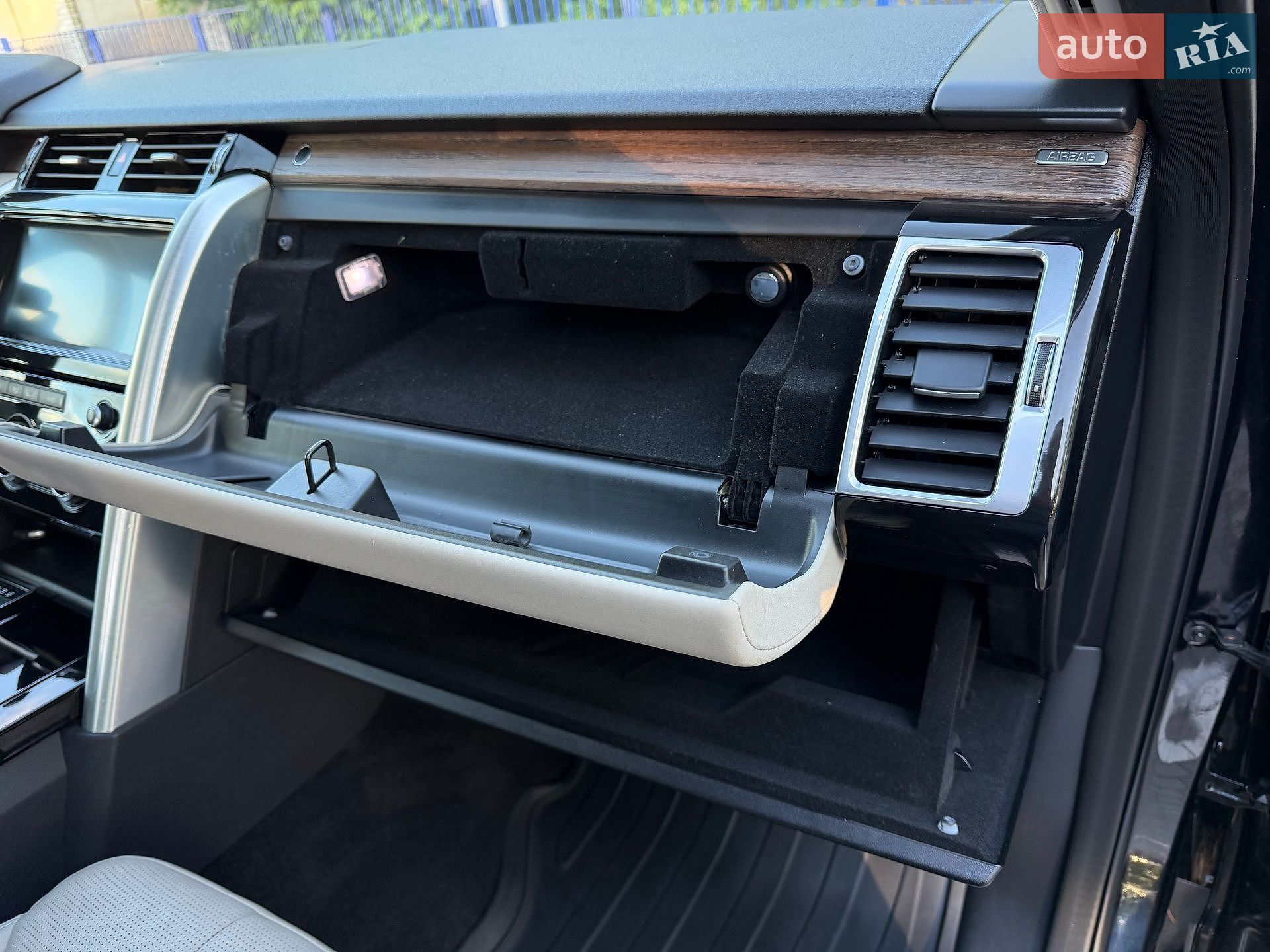 Land Rover Discovery 2017 VIN SALRRBBVXHA024998 фото оголошення 49 з 85