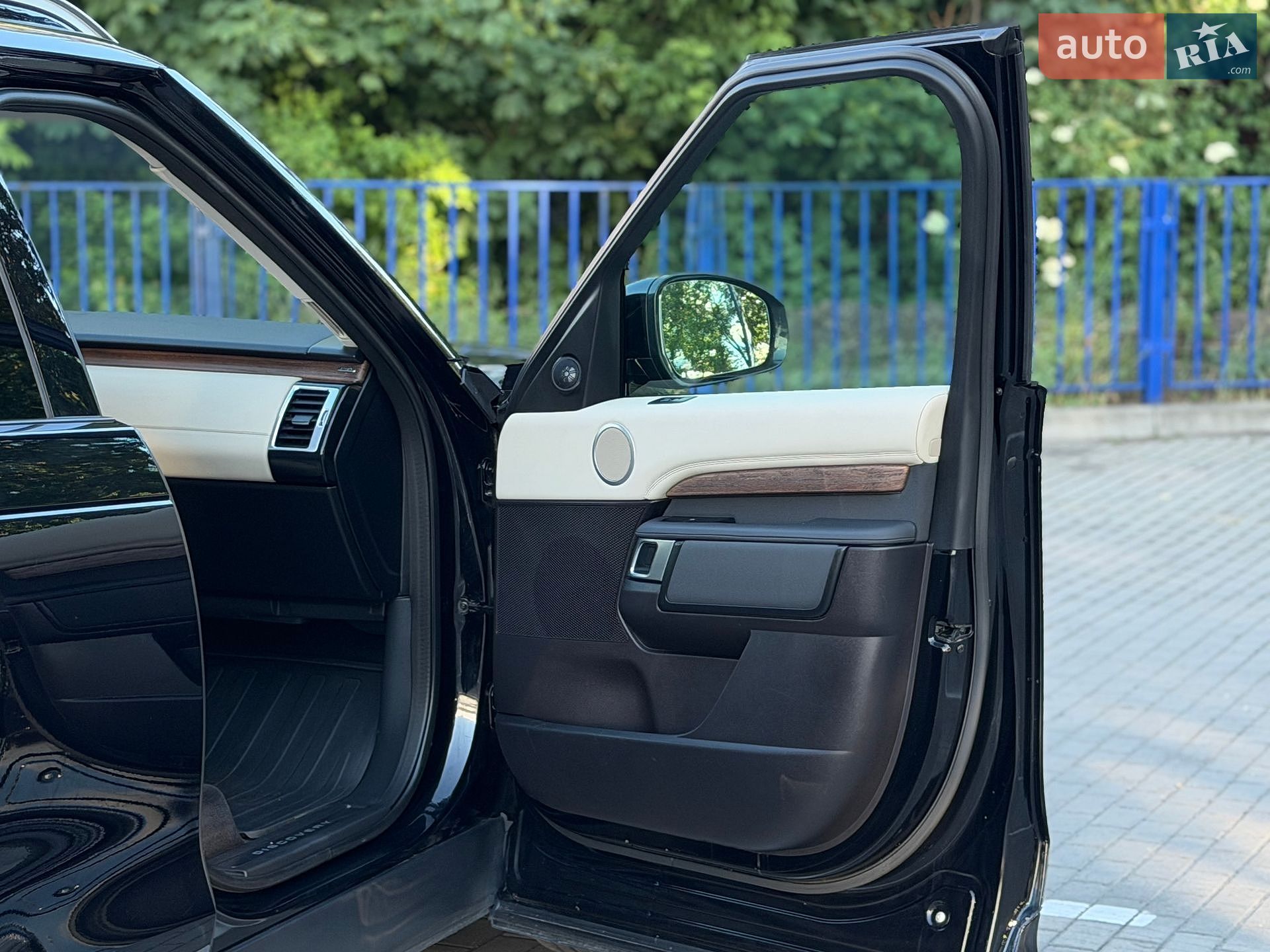 Land Rover Discovery 2017 VIN SALRRBBVXHA024998 фото оголошення 70 з 85