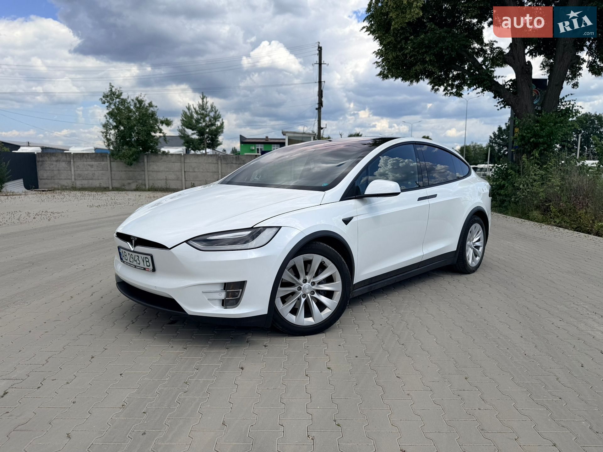 Tesla Model X 2017 VIN 5YJXCAE22HF068612 фото оголошення 2 з 21