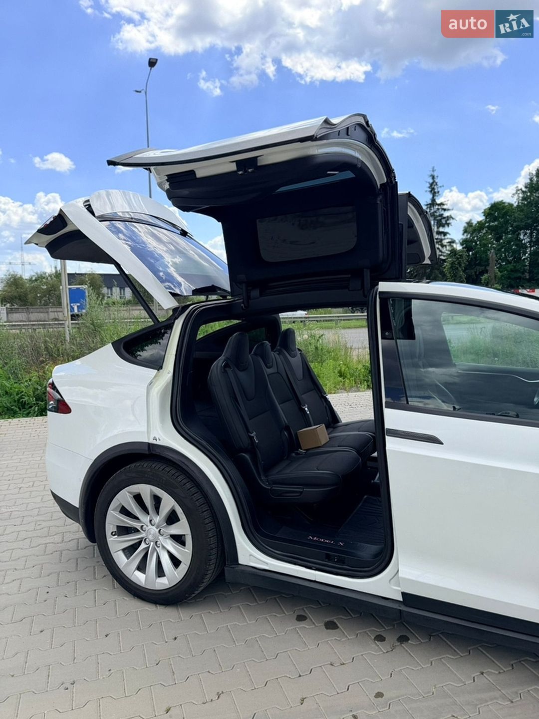 Tesla Model X 2017 VIN 5YJXCAE22HF068612 фото оголошення 18 з 21