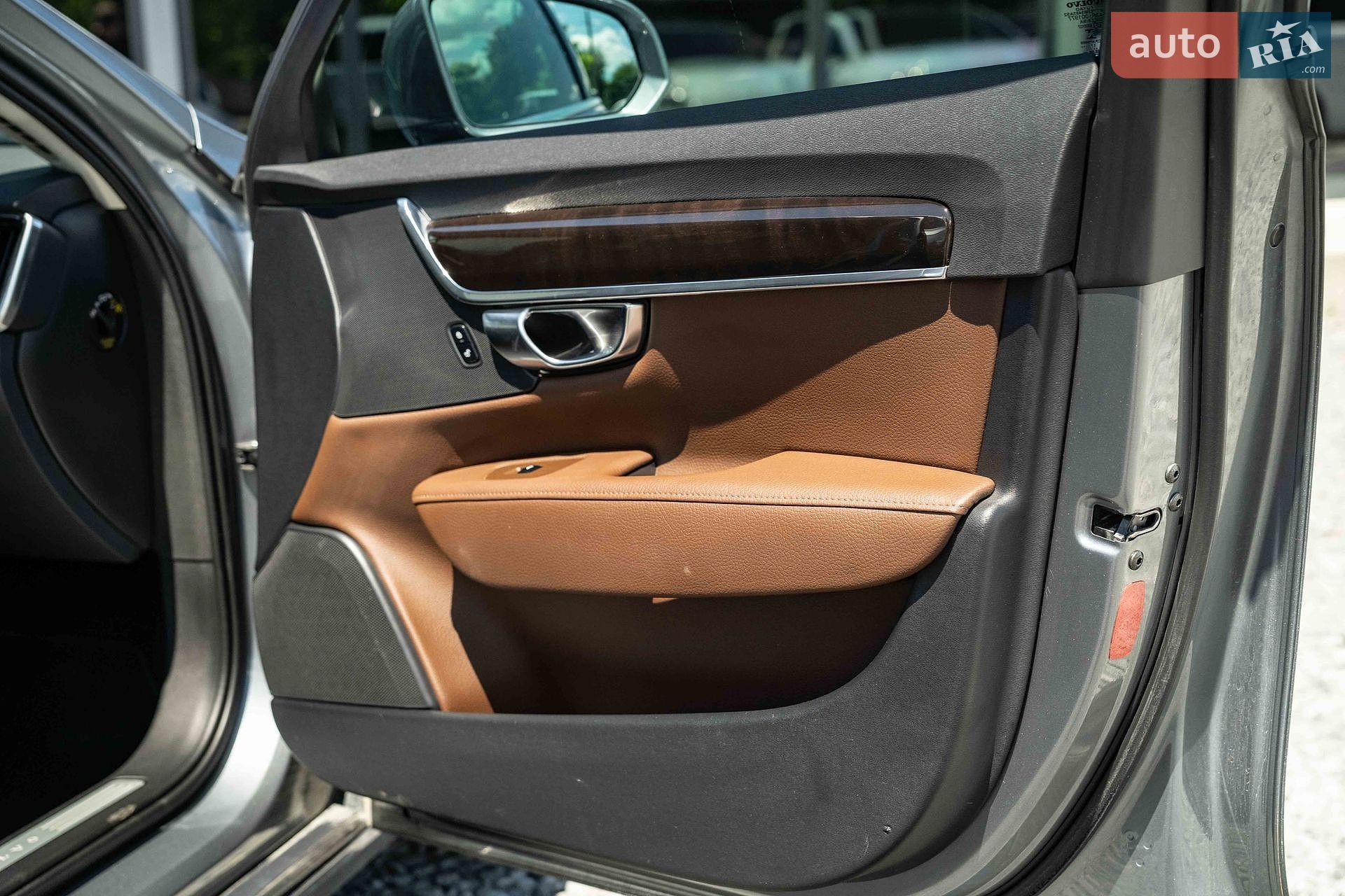 Volvo S90 2017 VIN LVYPS10BDJP038874 фото оголошення 45 з 48
