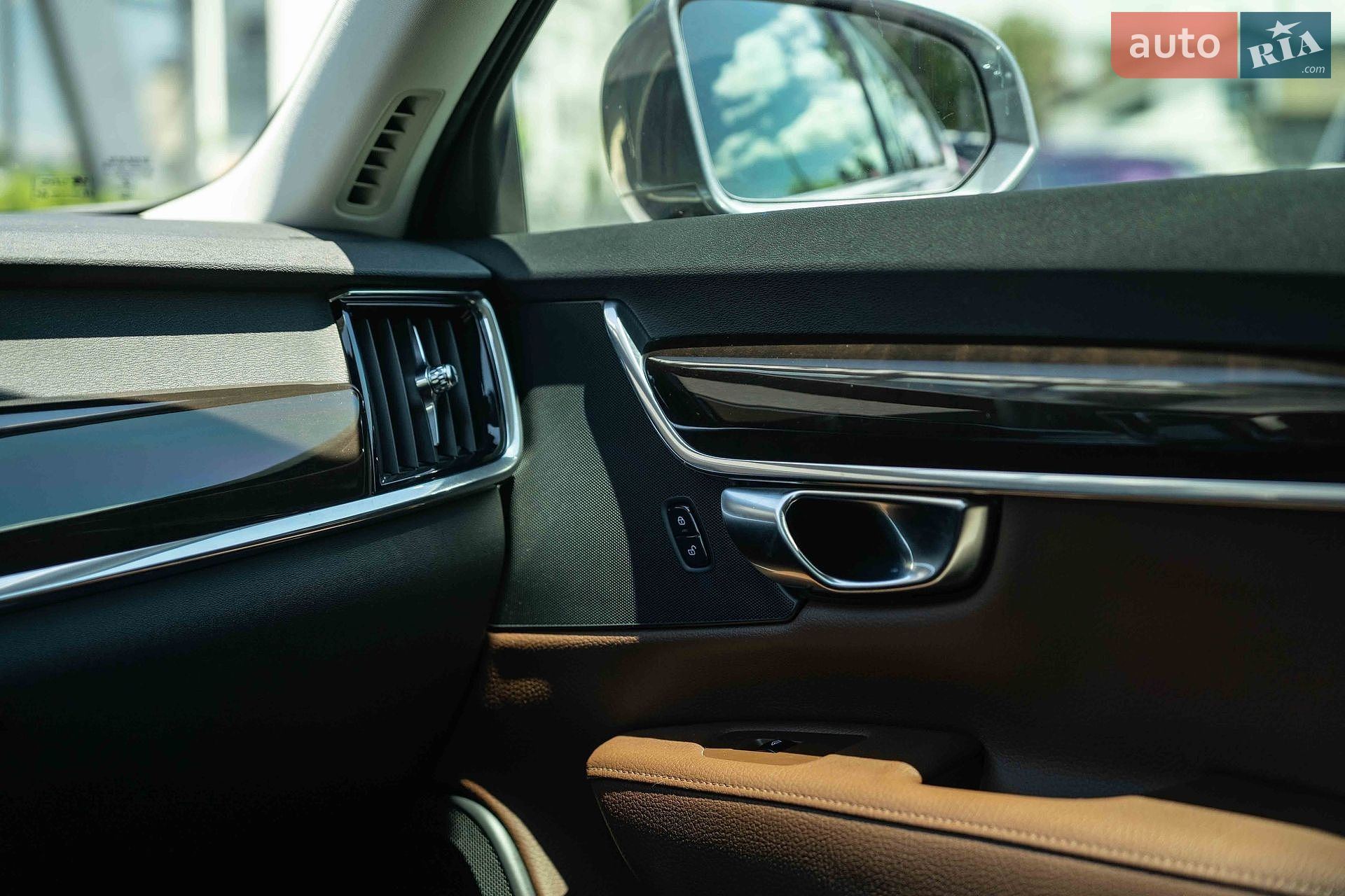 Volvo S90 2017 VIN LVYPS10BDJP038874 фото оголошення 37 з 48