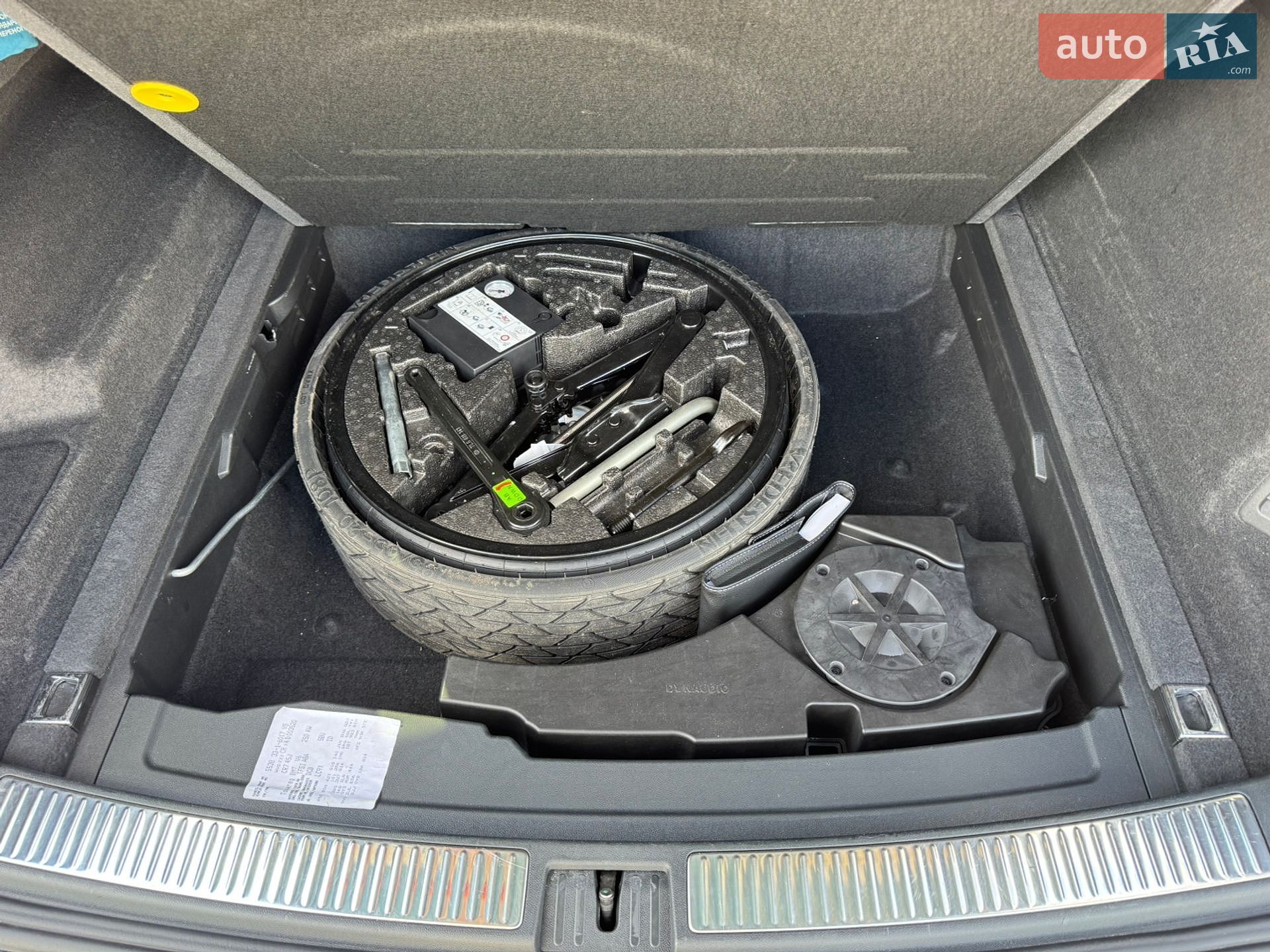 Volkswagen Touareg 2018 VIN WVGZZZCRZJD007231 фото оголошення 8 з 37