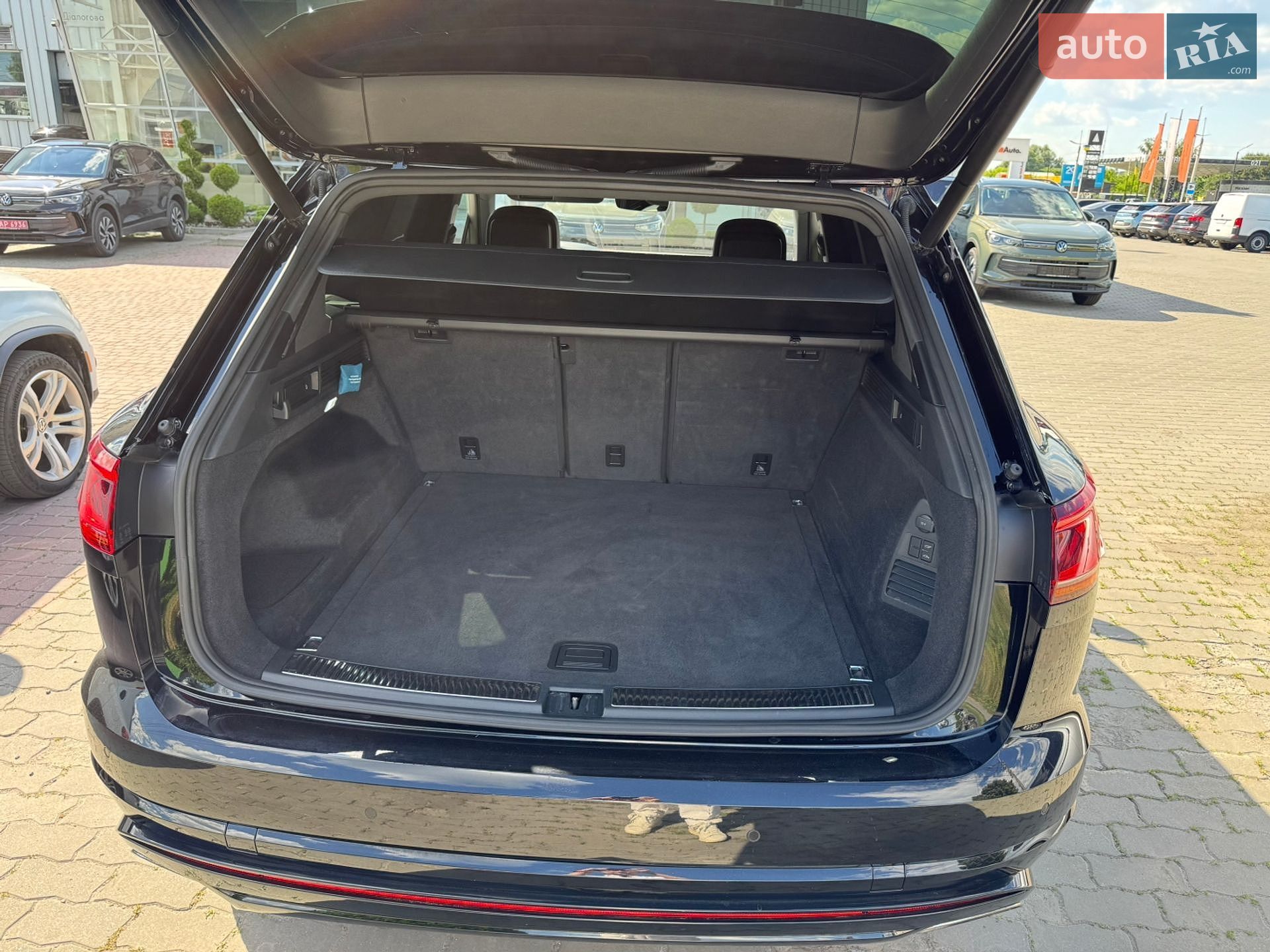 Volkswagen Touareg 2018 VIN WVGZZZCRZJD007231 фото оголошення 7 з 37