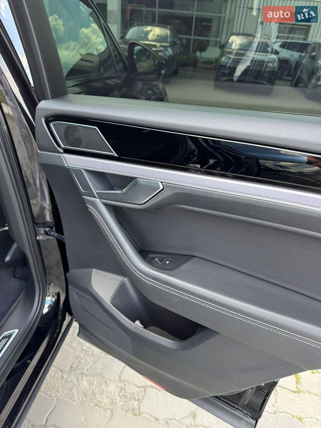 Volkswagen Touareg 2018 VIN WVGZZZCRZJD007231 фото оголошення 25 з 37