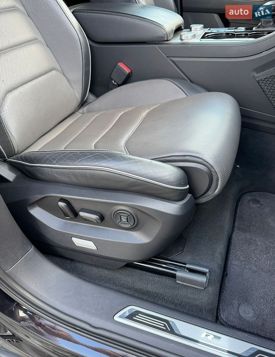 Volkswagen Touareg 2018 VIN WVGZZZCRZJD007231 фото оголошення 16 з 37