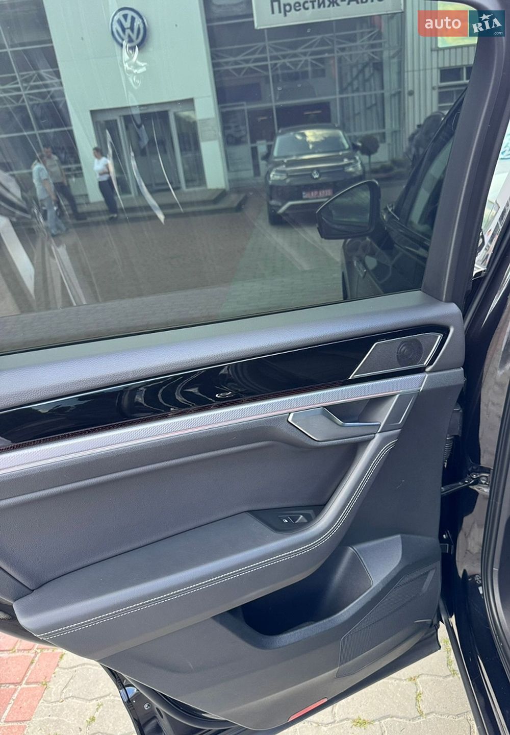 Volkswagen Touareg 2018 VIN WVGZZZCRZJD007231 фото оголошення 27 з 37