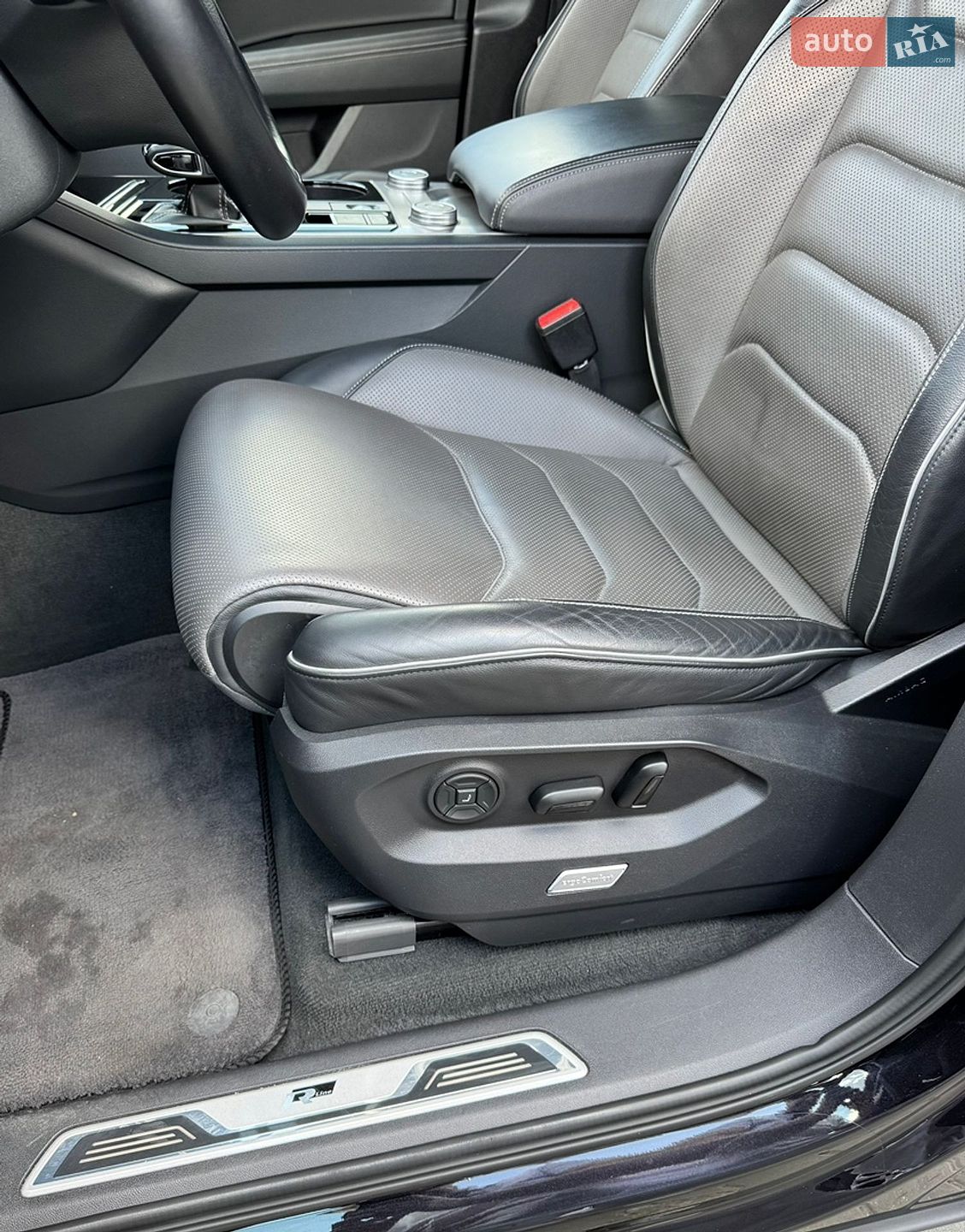 Volkswagen Touareg 2018 VIN WVGZZZCRZJD007231 фото оголошення 15 з 37