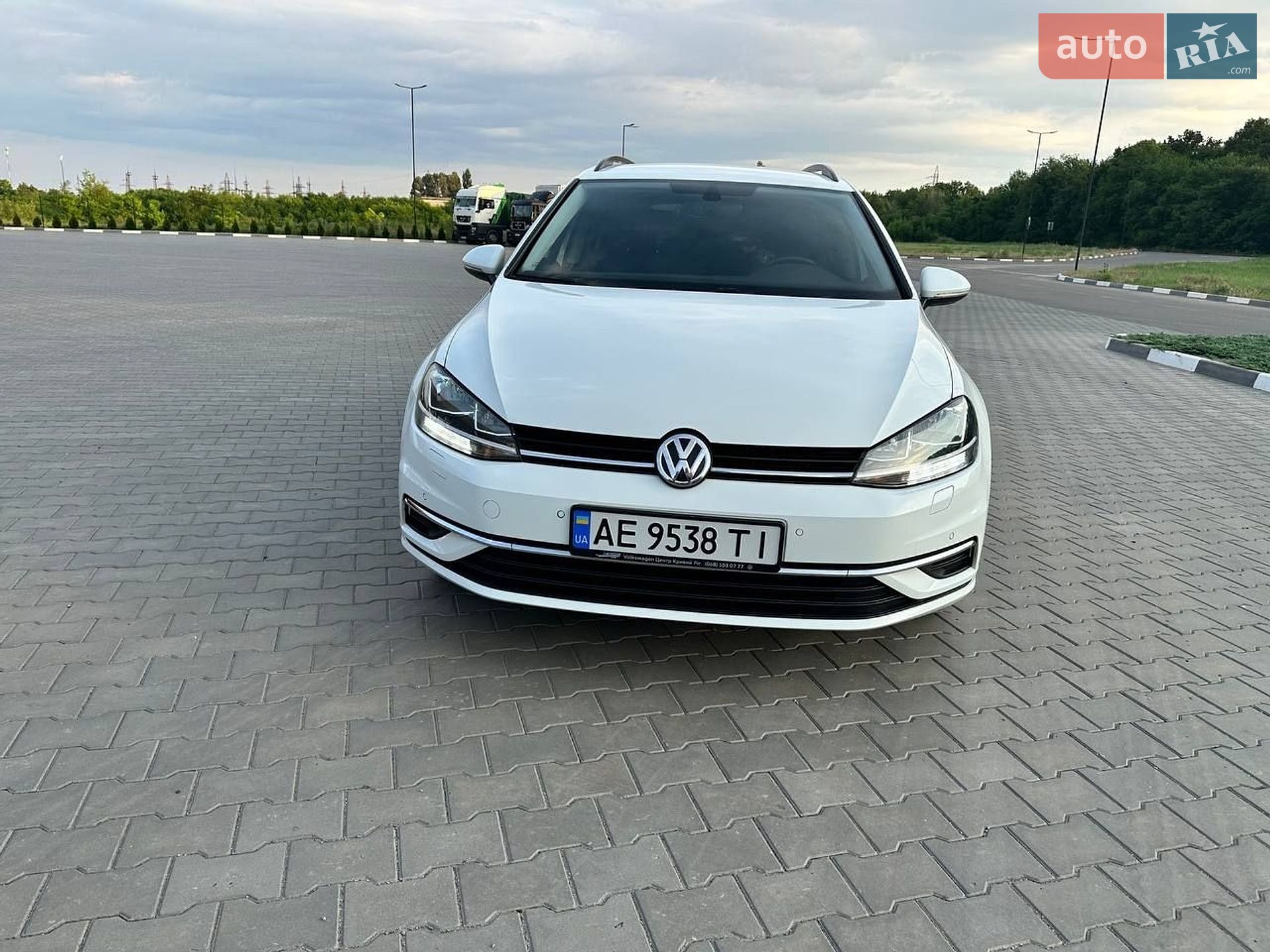Volkswagen Golf 2017 VIN WVWZZZAUZJP513018 фото оголошення 2 з 37