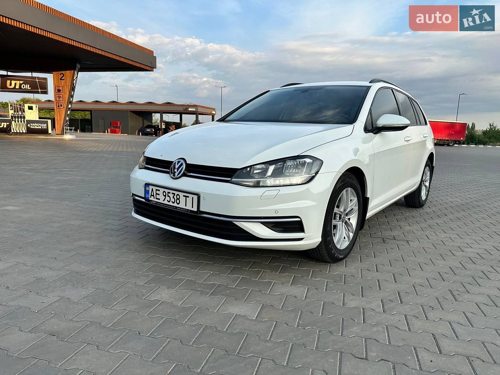 Volkswagen Golf 2017 VIN WVWZZZAUZJP513018 фото оголошення 3 з 37