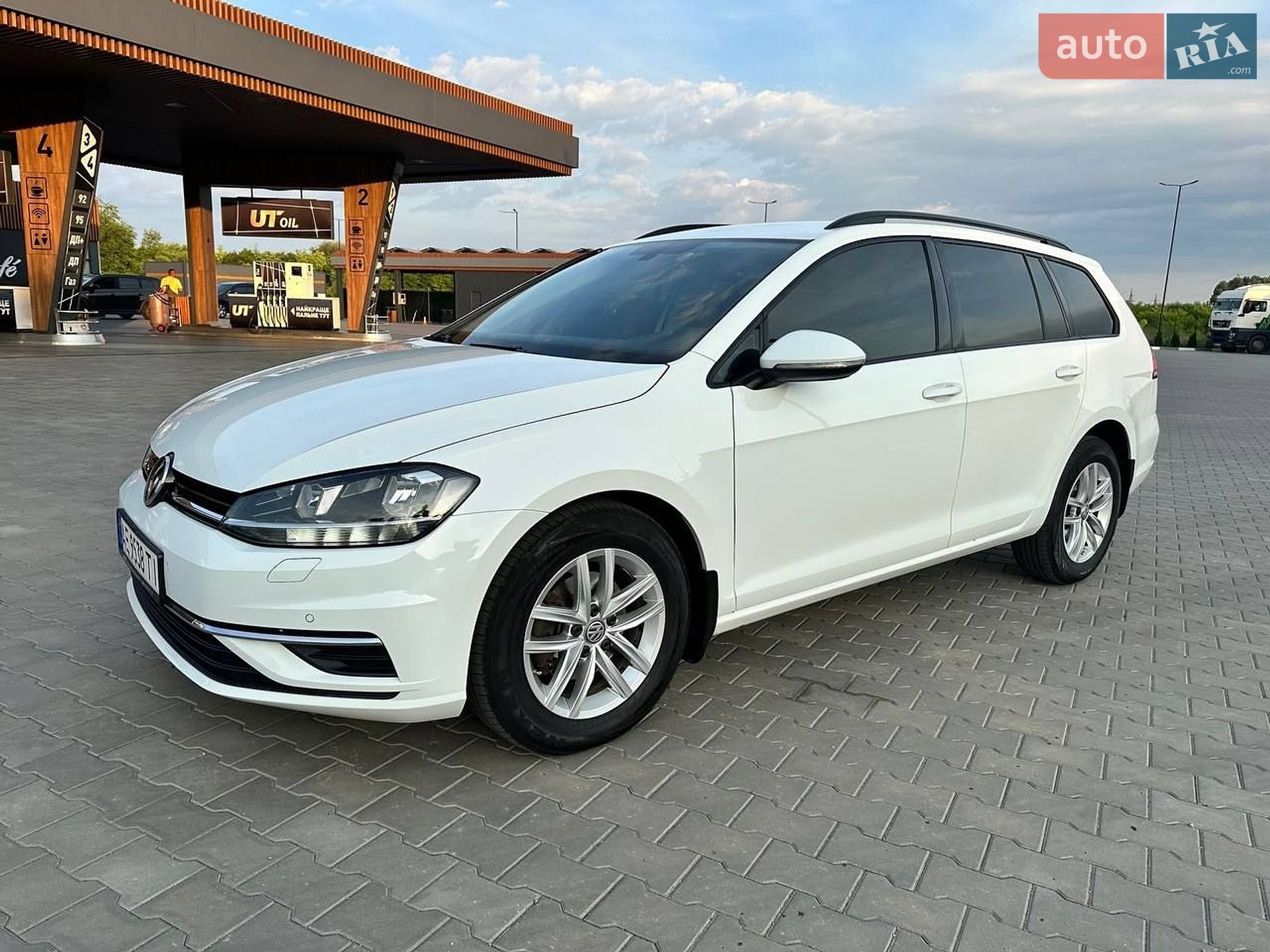 Volkswagen Golf 2017 VIN WVWZZZAUZJP513018 фото оголошення 4 з 37