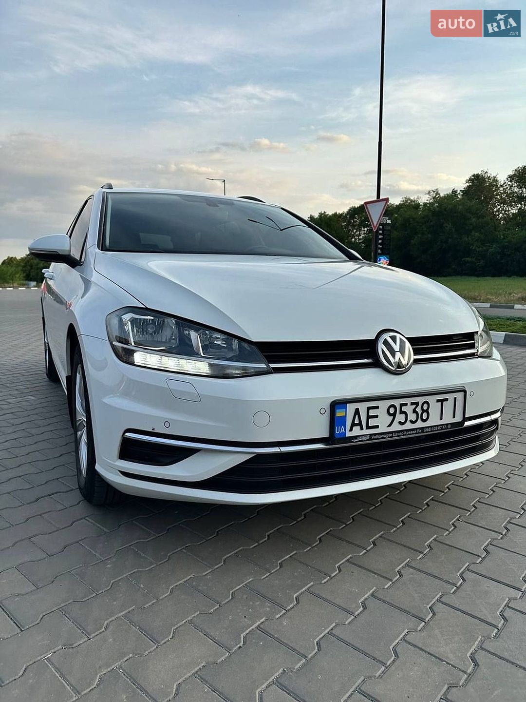 Volkswagen Golf 2017 VIN WVWZZZAUZJP513018 фото оголошення 12 з 37