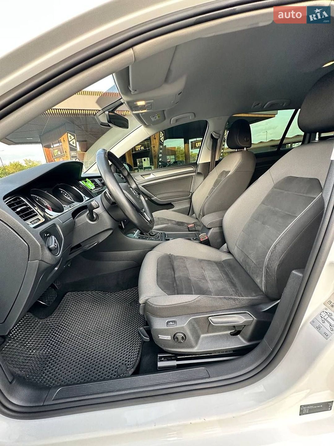 Volkswagen Golf 2017 VIN WVWZZZAUZJP513018 фото оголошення 18 з 37