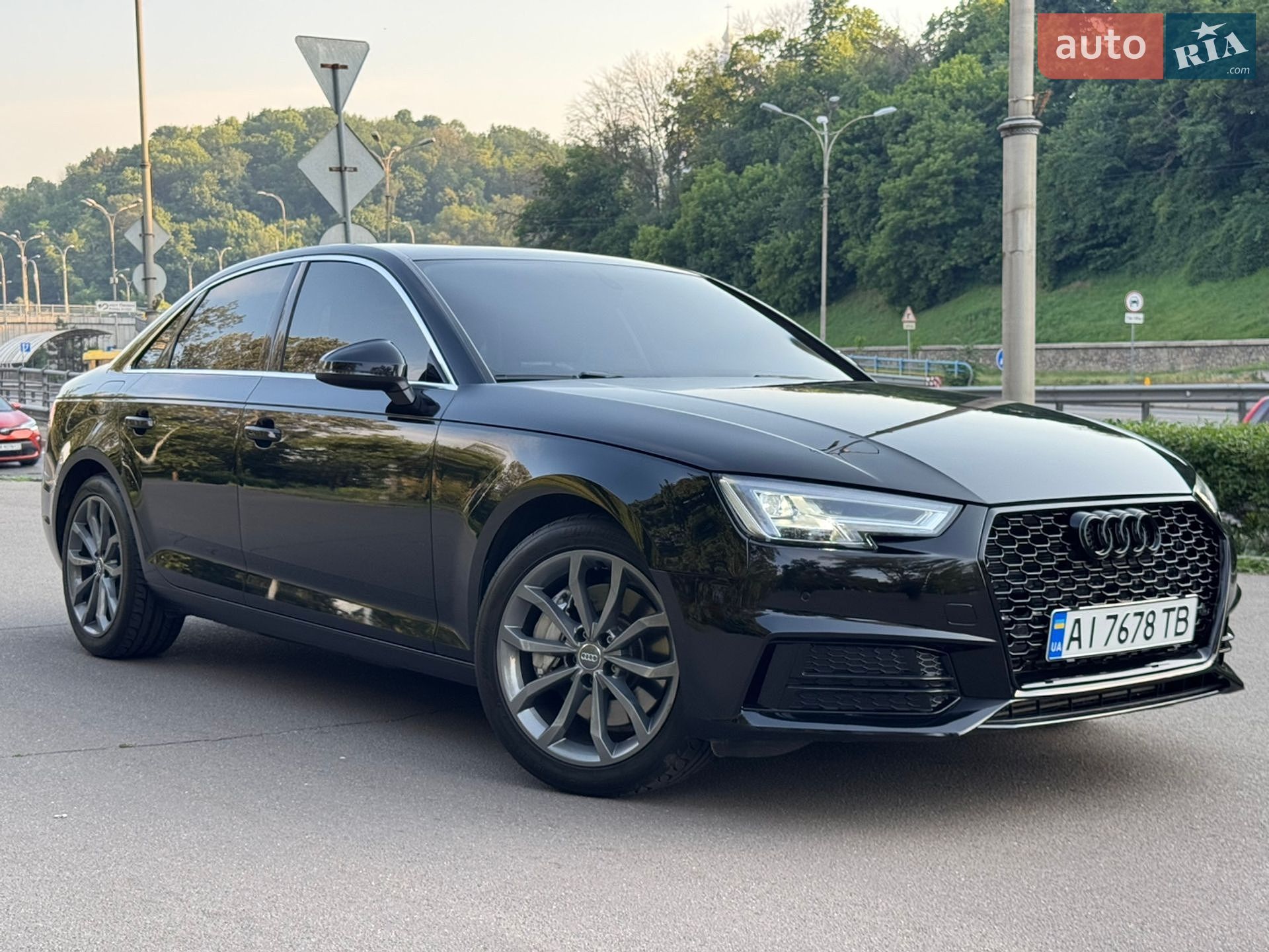 Audi A4 2016 VIN WAUBNAF47HN005962 фото оголошення 4 з 32