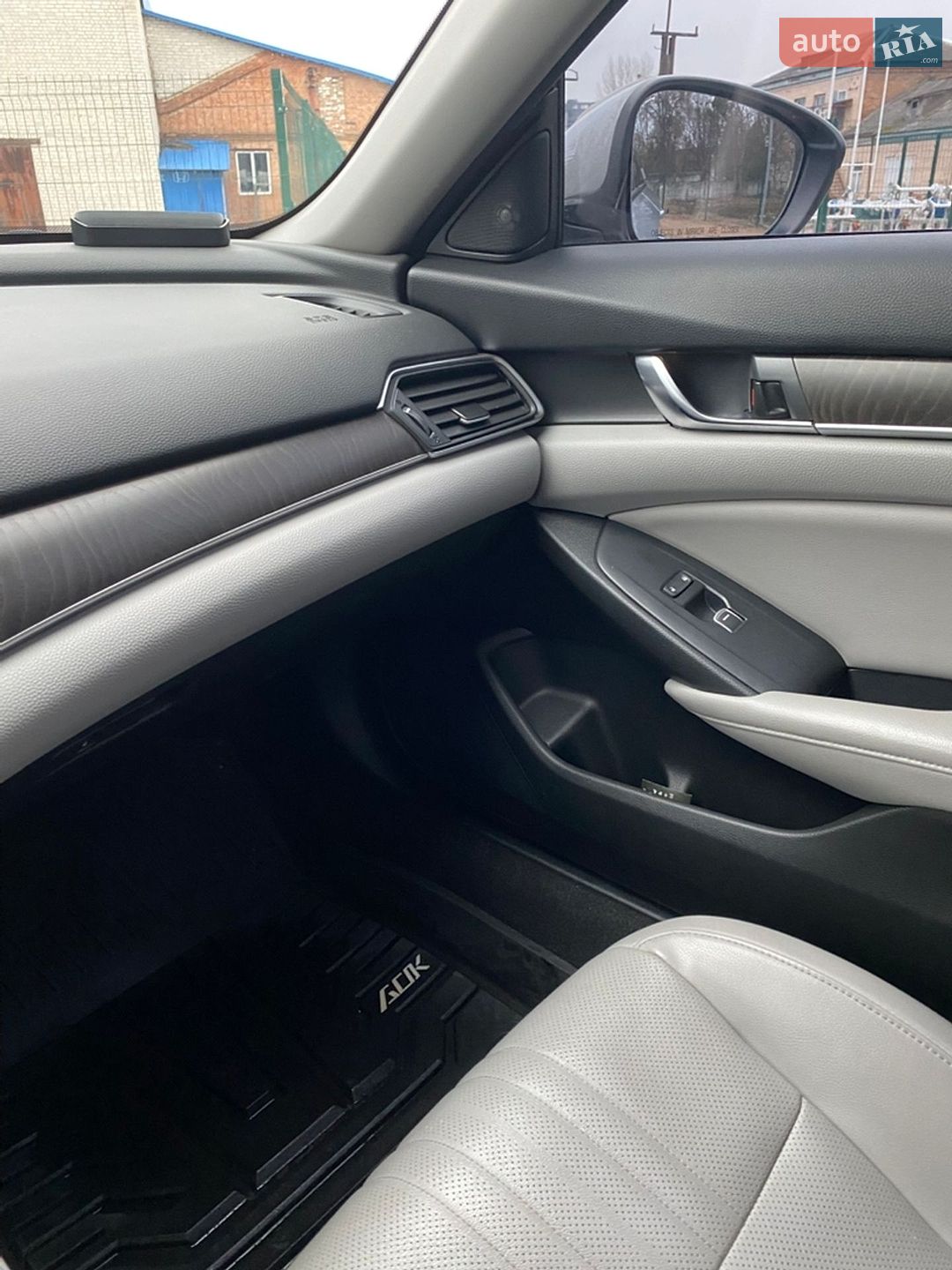 Honda Accord 2017 VIN 1HGCV2F92JA008016 фото оголошення 14 з 15