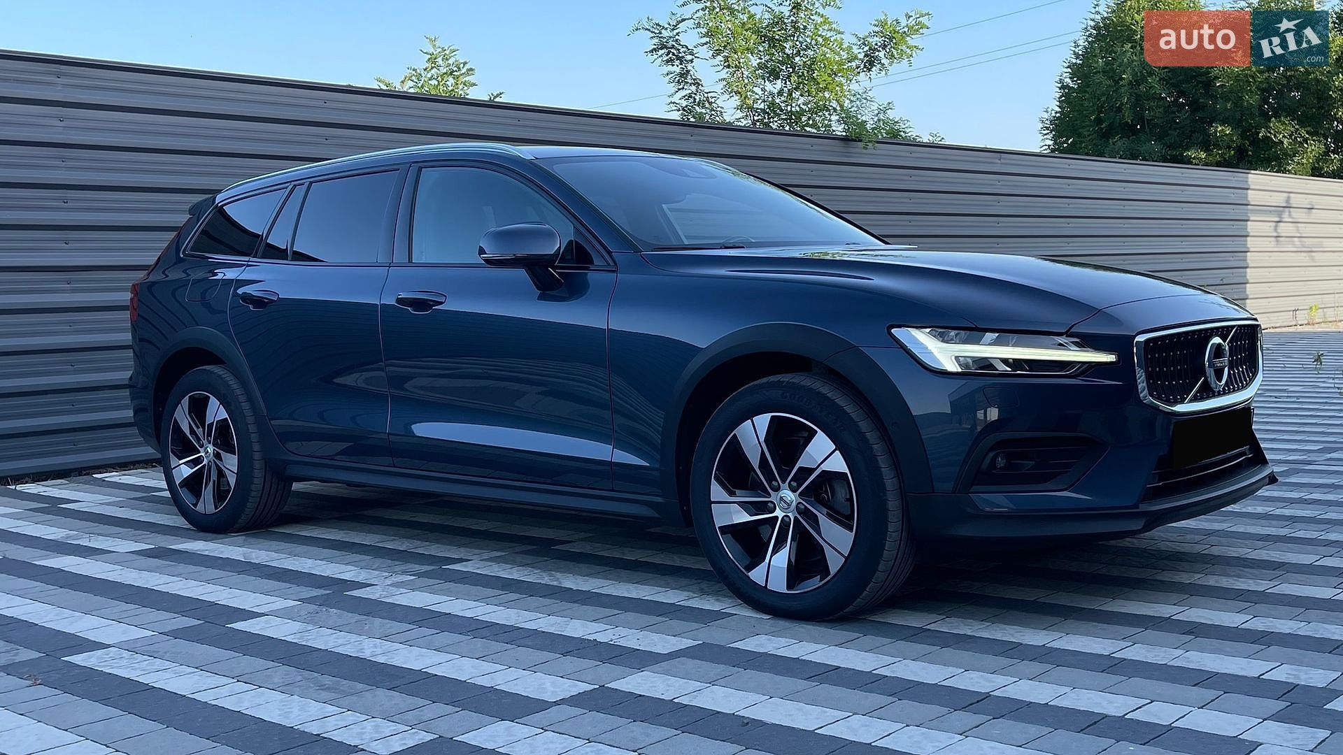 Volvo V60 Cross Country 2020 VIN YV1ZZK5VCM1072596 фото оголошення 4 з 87