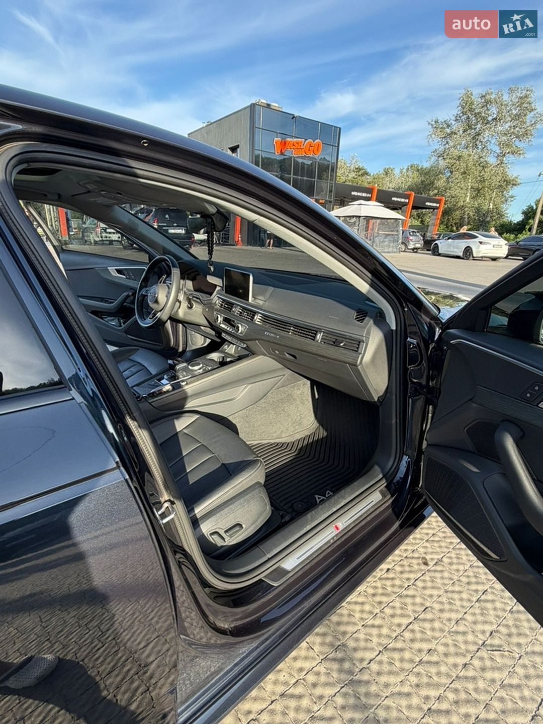 Audi A4 2018 VIN WAUENAF48JN015659 фото оголошення 12 з 20
