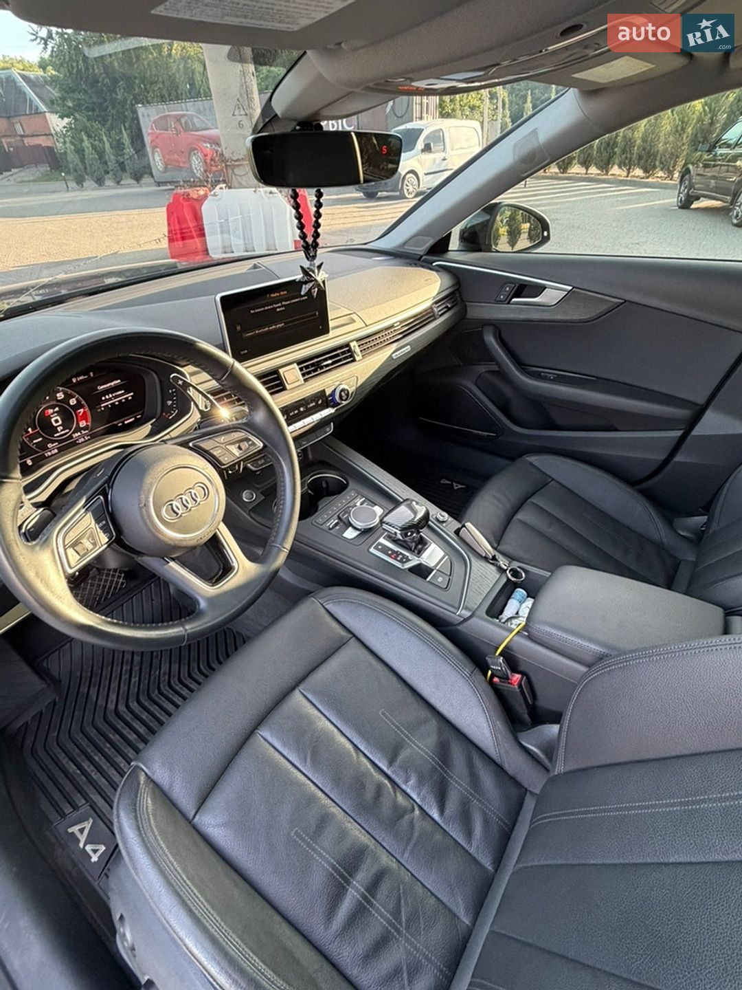 Audi A4 2018 VIN WAUENAF48JN015659 фото оголошення 17 з 20
