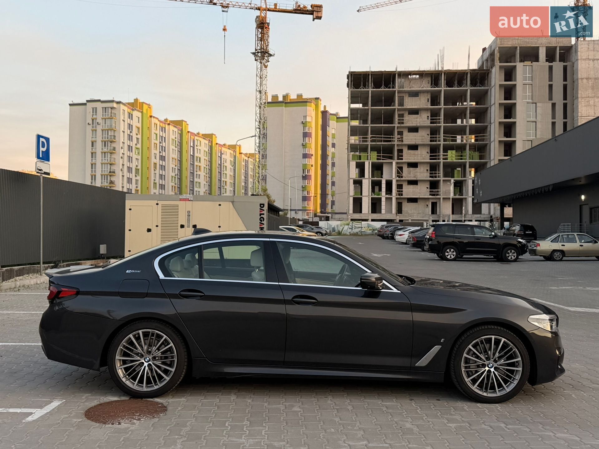 BMW 5 Series 2019 VIN WBAJB1C54KB376992 фото оголошення 4 з 45