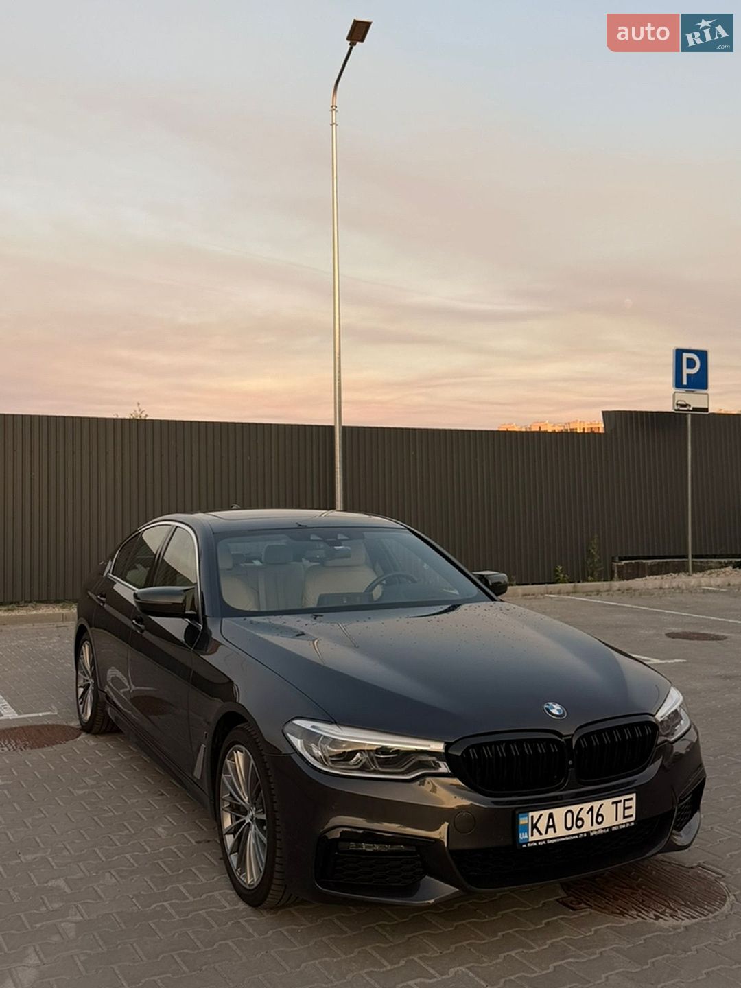 BMW 5 Series 2019 VIN WBAJB1C54KB376992 фото оголошення 2 з 45