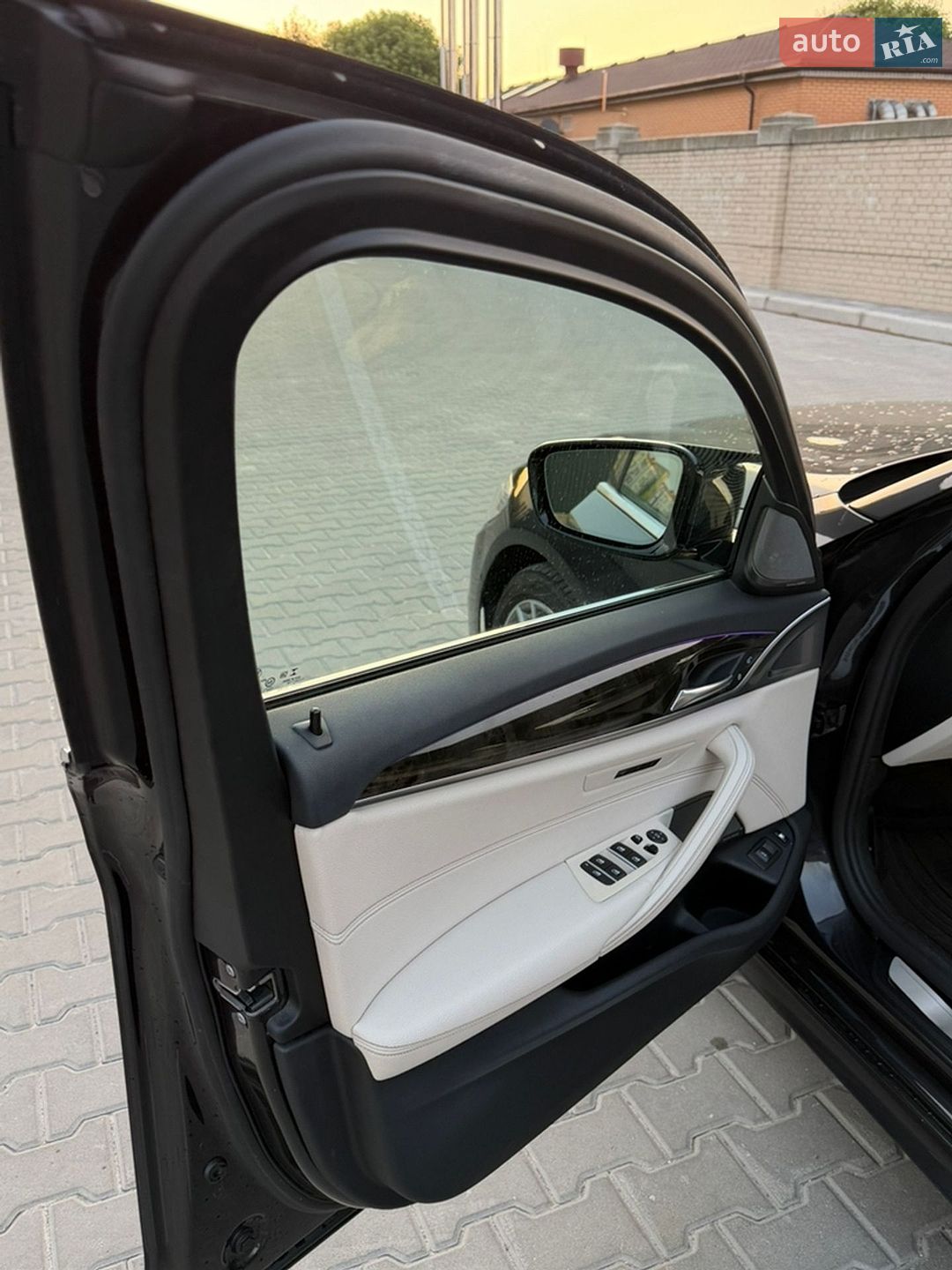 BMW 5 Series 2019 VIN WBAJB1C54KB376992 фото оголошення 23 з 45