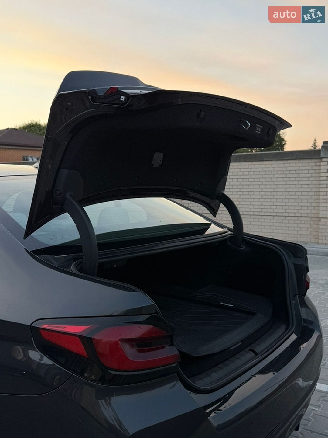 BMW 5 Series 2019 VIN WBAJB1C54KB376992 фото оголошення 11 з 45