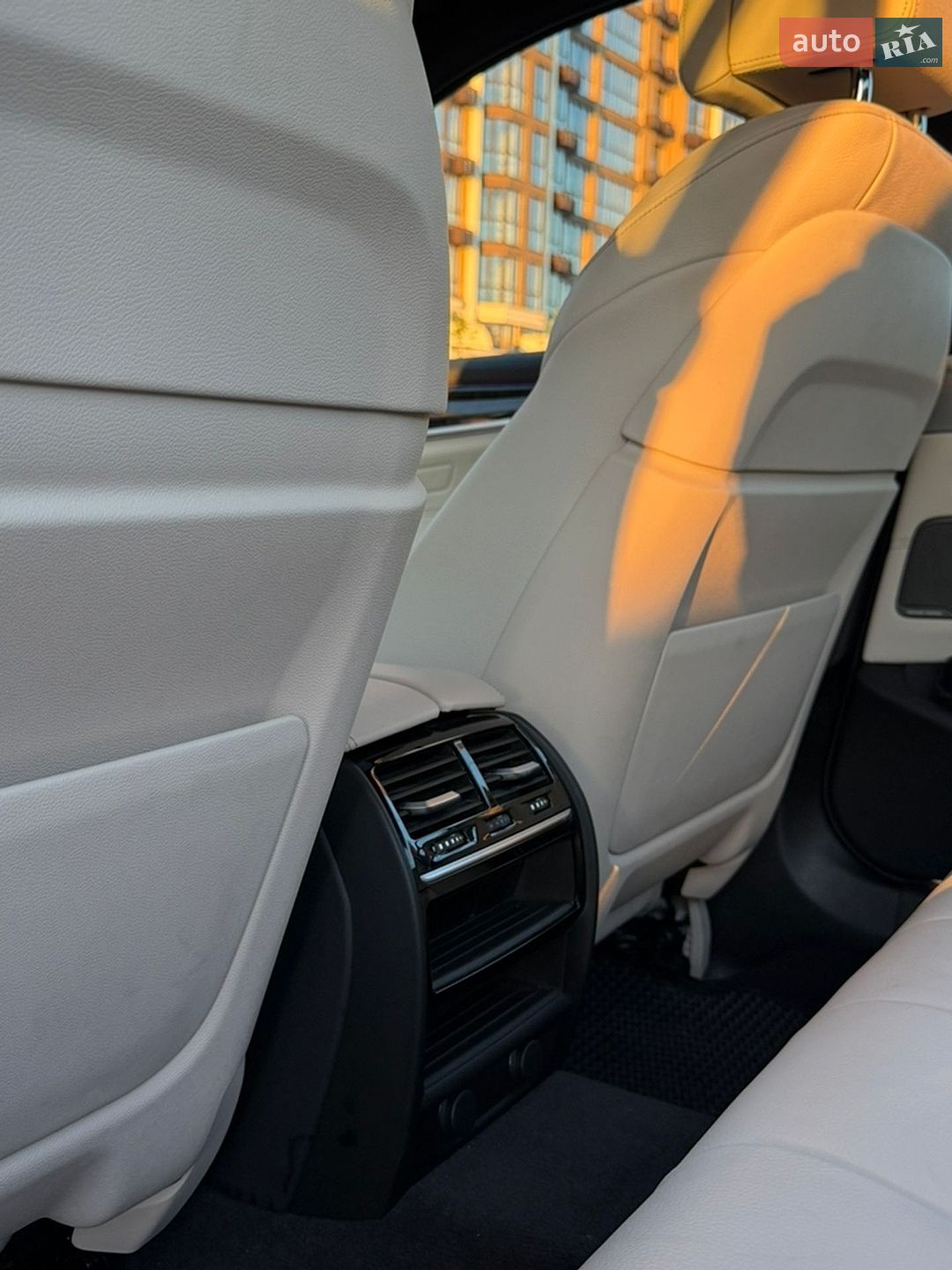 BMW 5 Series 2019 VIN WBAJB1C54KB376992 фото оголошення 36 з 45