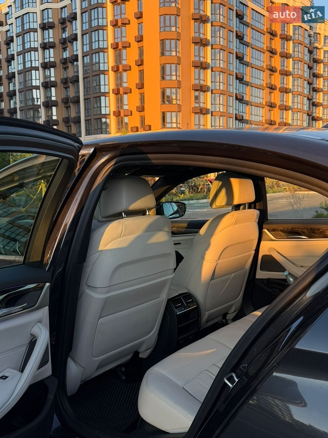BMW 5 Series 2019 VIN WBAJB1C54KB376992 фото оголошення 37 з 45