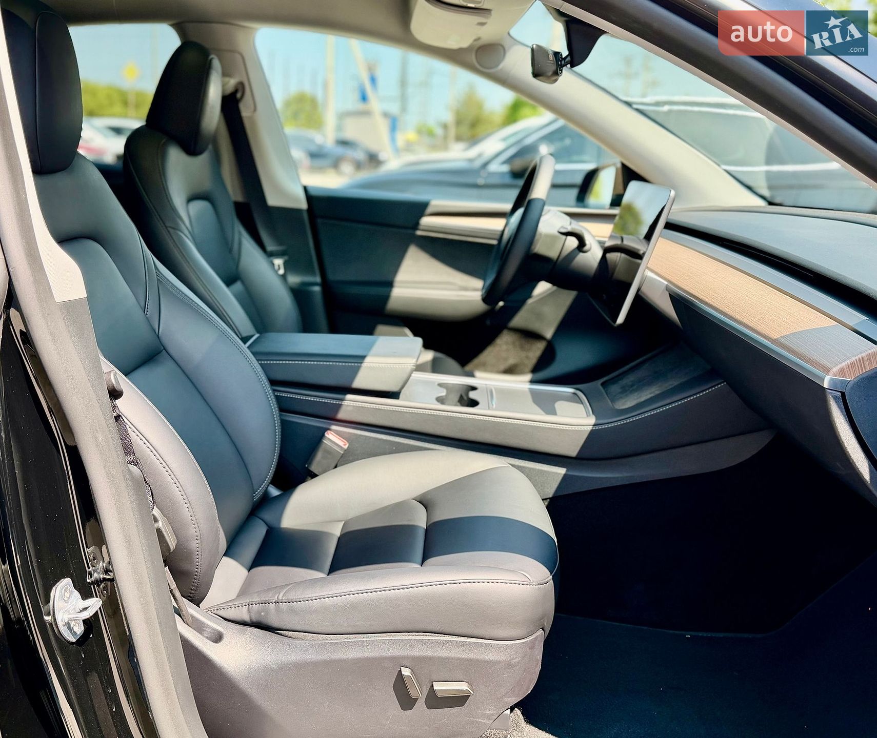 Tesla Model Y 2024 VIN 7SAYGAEE7SF245152 фото оголошення 19 з 35