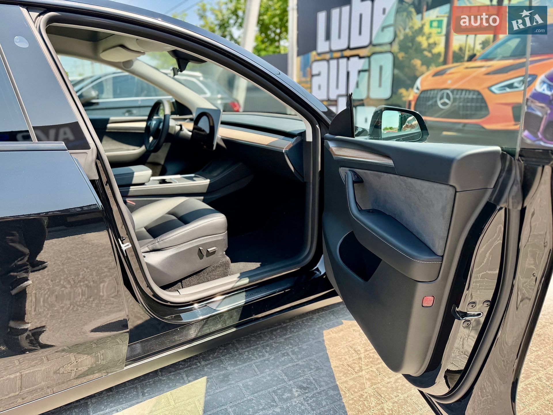 Tesla Model Y 2024 VIN 7SAYGAEE7SF245152 фото оголошення 24 з 35