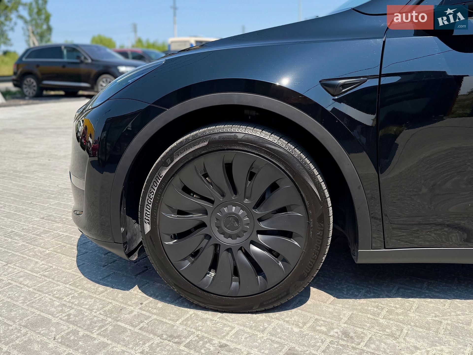 Tesla Model Y 2024 VIN 7SAYGAEE7SF245152 фото оголошення 34 з 35