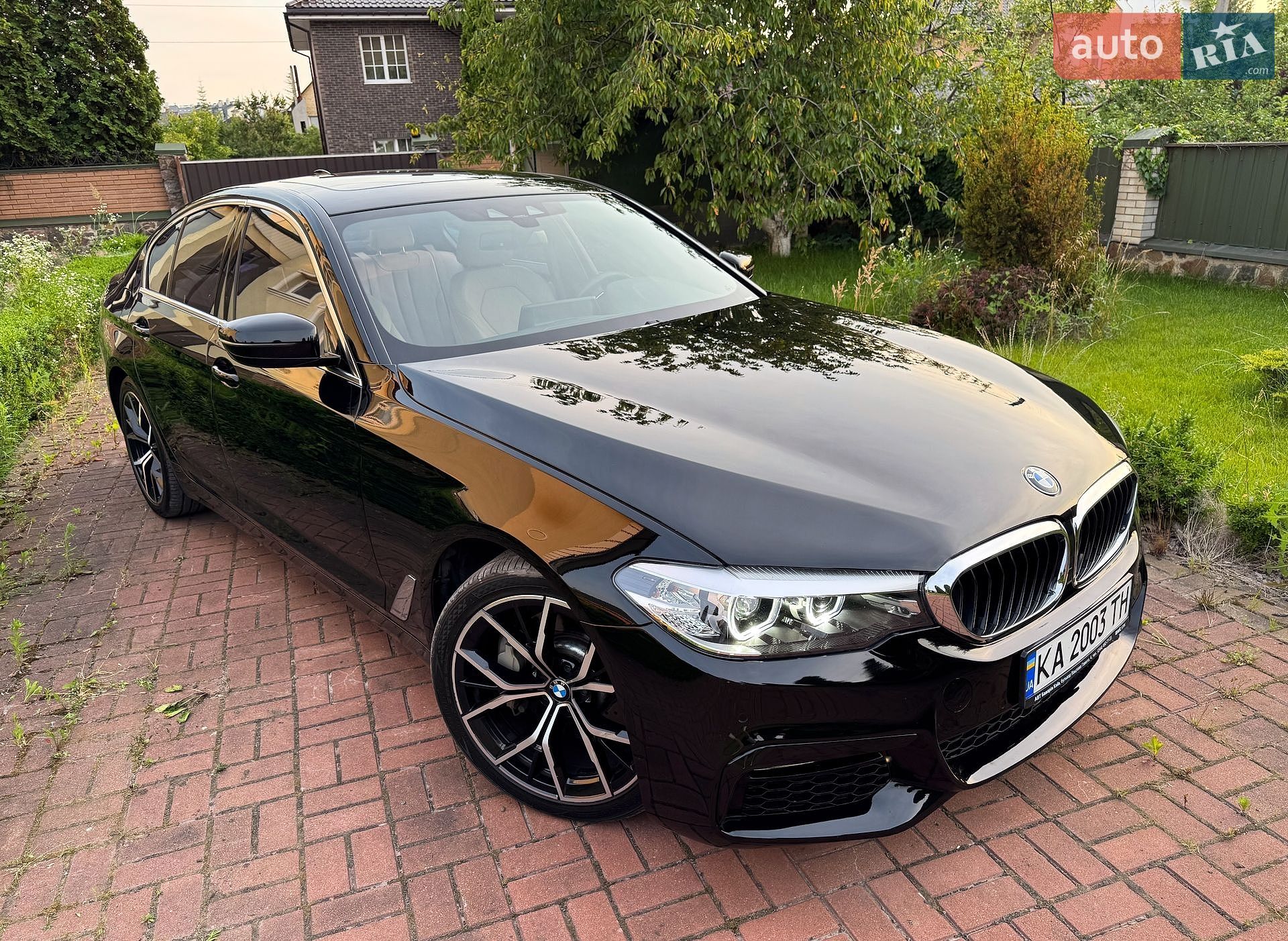 BMW 5 Series 2019 VIN WBAJA5C54KWW29974 фото оголошення 2 з 31