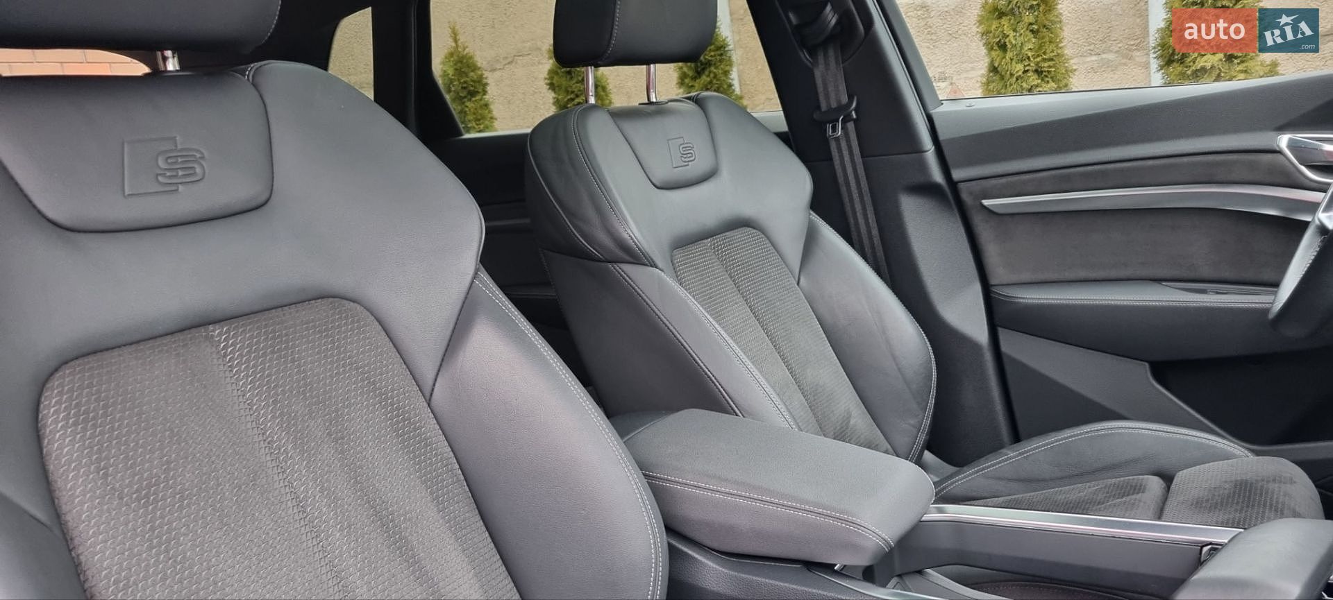 Audi e-tron 2019 VIN WAUZZZGE0LB012657 фото оголошення 13 з 20