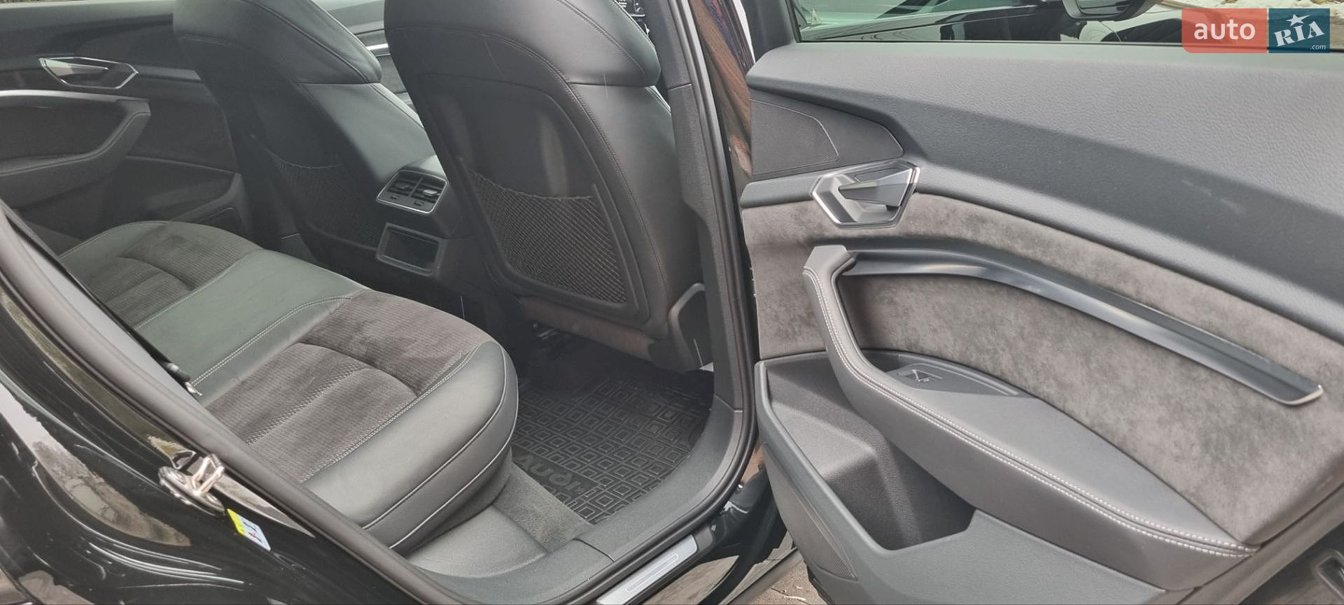 Audi e-tron 2019 VIN WAUZZZGE0LB012657 фото оголошення 14 з 20