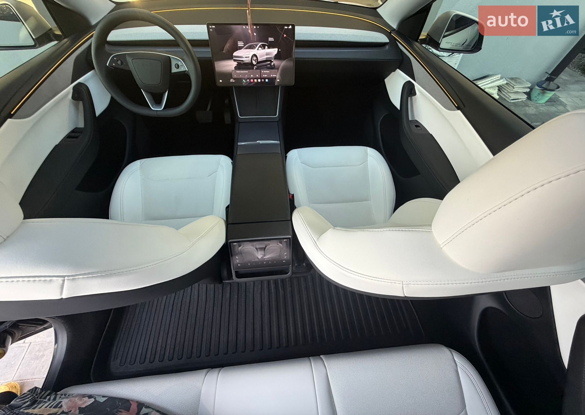 Tesla Model Y 2025 VIN 7SAYGDEE5TA391226 фото оголошення 5 з 18
