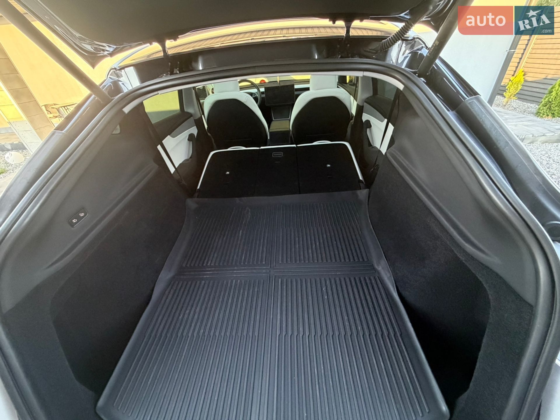 Tesla Model Y 2025 VIN 7SAYGDEE5TA391226 фото оголошення 16 з 18