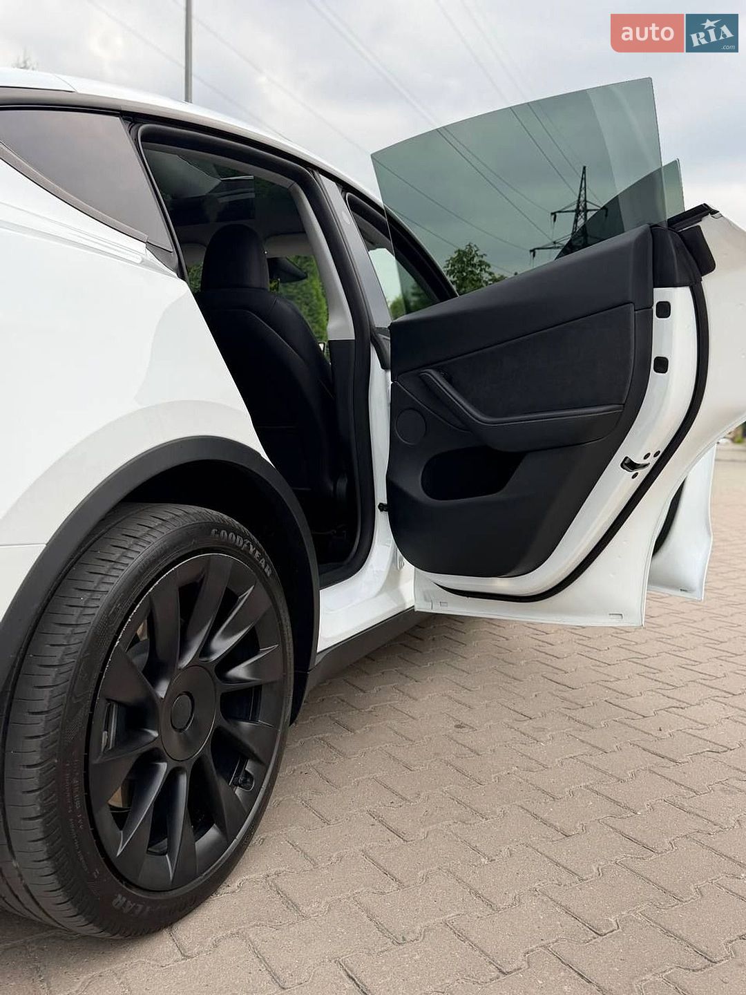 Tesla Model Y 2024 VIN 7SAYGDEE4RA260247 фото оголошення 4 з 12