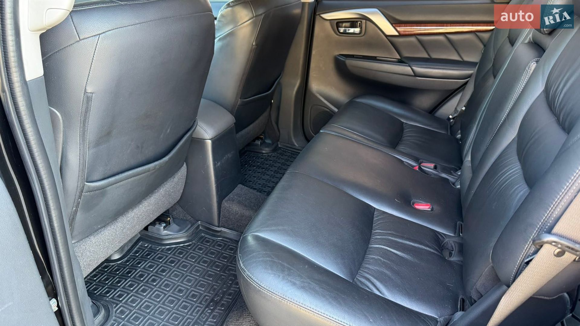 Mitsubishi Pajero Sport 2016 VIN MMCGUKS10GHZ00953 фото оголошення 11 з 18