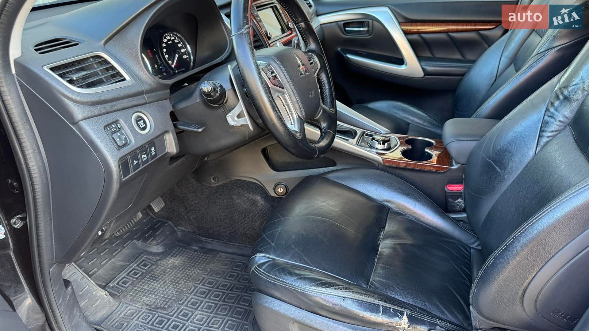 Mitsubishi Pajero Sport 2016 VIN MMCGUKS10GHZ00953 фото оголошення 12 з 18