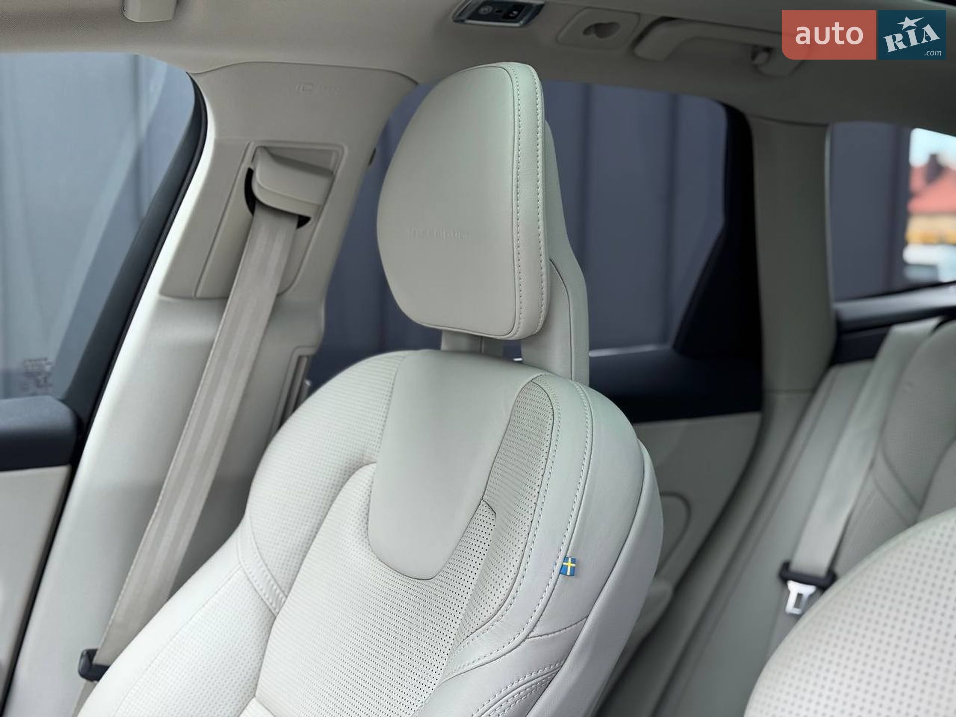 Volvo XC60 2018 VIN YV1UZ68UCJ1081133 фото оголошення 35 з 52