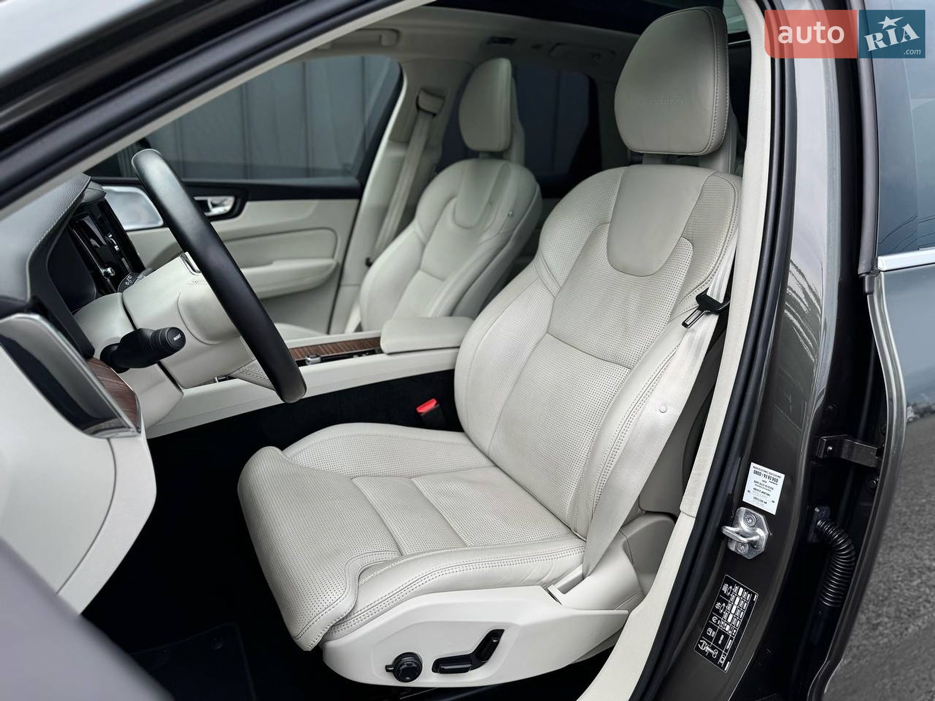 Volvo XC60 2018 VIN YV1UZ68UCJ1081133 фото оголошення 22 з 52