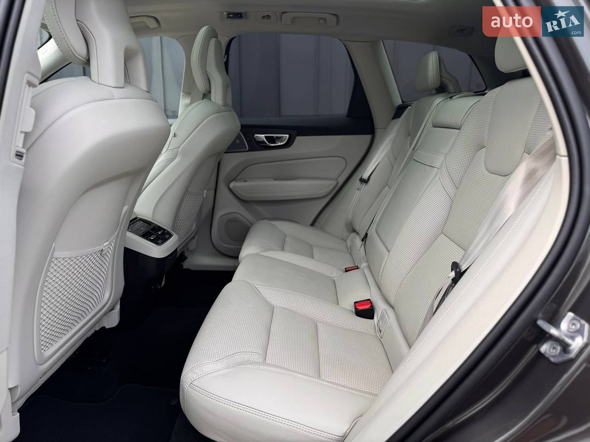 Volvo XC60 2018 VIN YV1UZ68UCJ1081133 фото оголошення 43 з 52