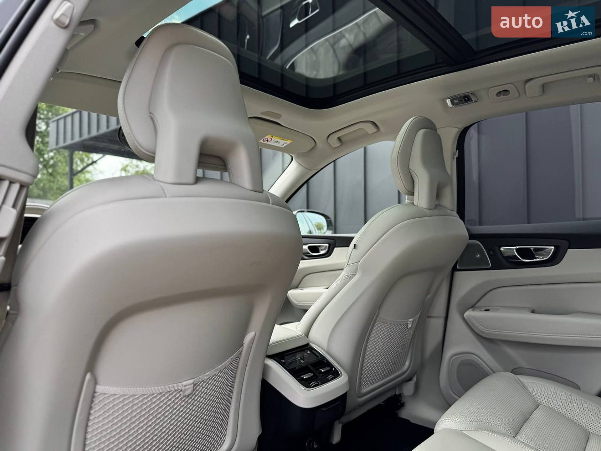 Volvo XC60 2018 VIN YV1UZ68UCJ1081133 фото оголошення 23 з 52