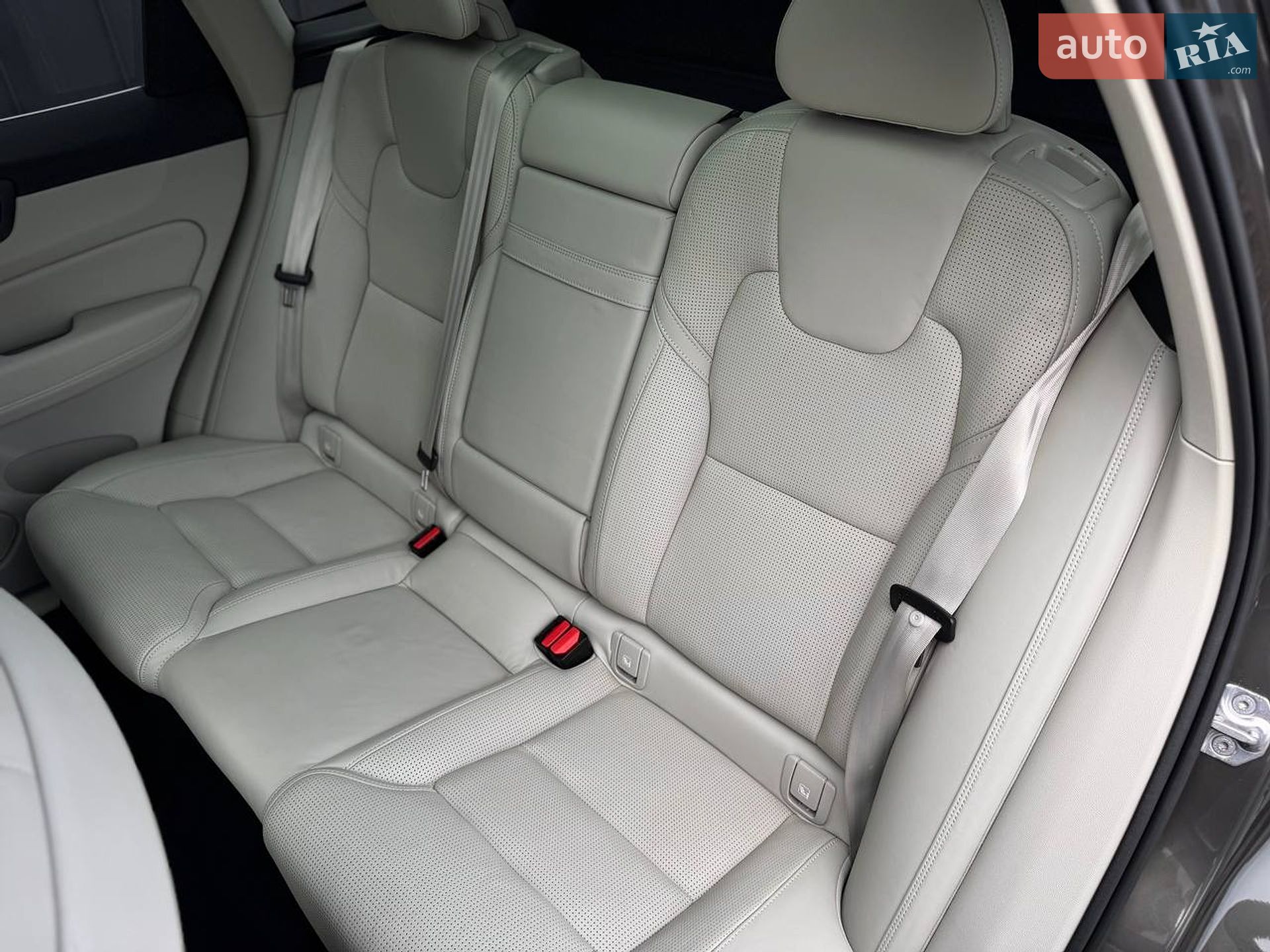 Volvo XC60 2018 VIN YV1UZ68UCJ1081133 фото оголошення 45 з 52