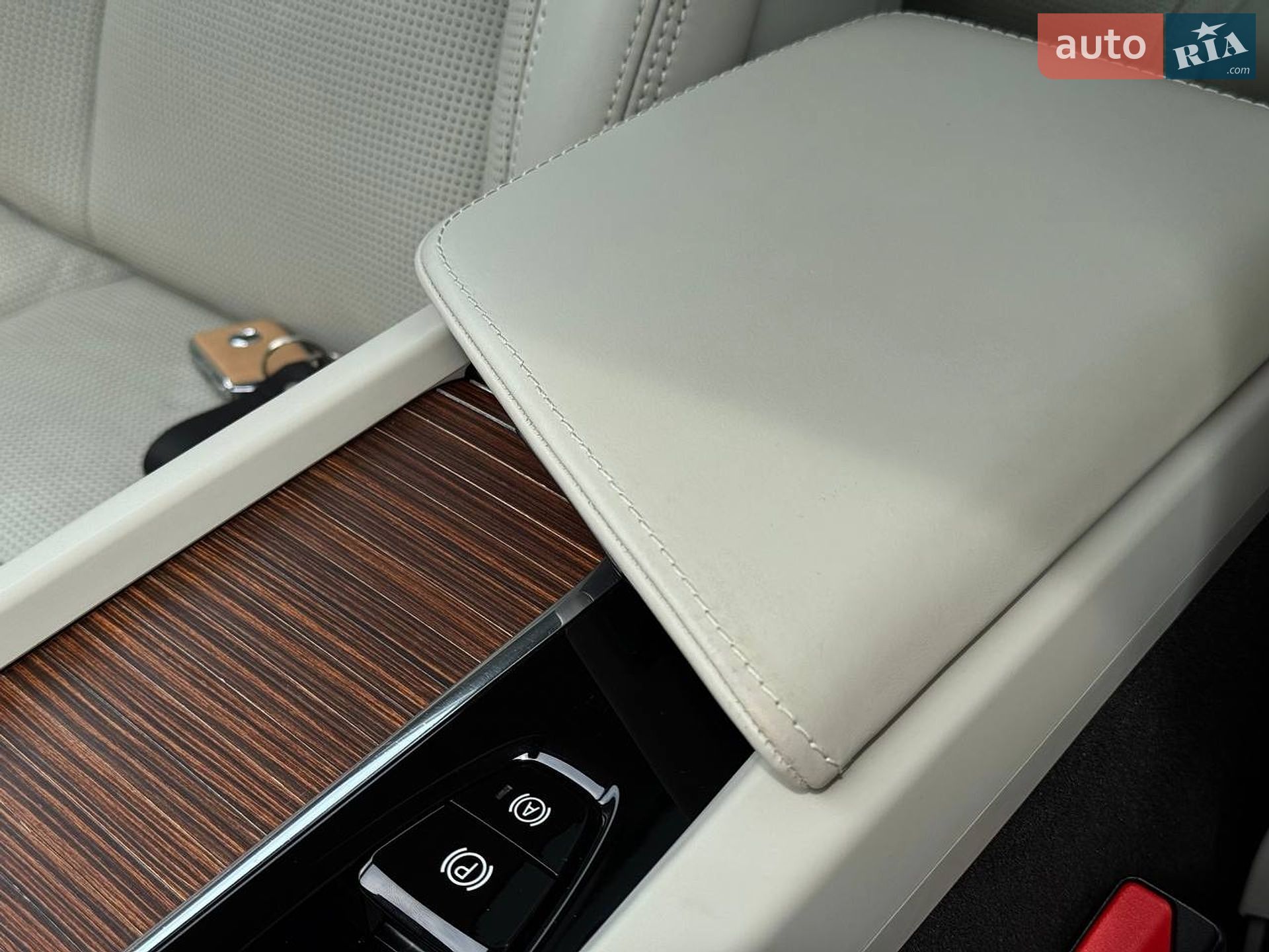 Volvo XC60 2018 VIN YV1UZ68UCJ1081133 фото оголошення 30 з 52