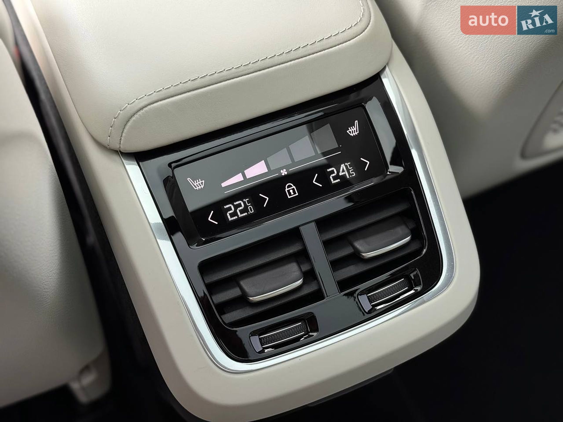 Volvo XC60 2018 VIN YV1UZ68UCJ1081133 фото оголошення 44 з 52