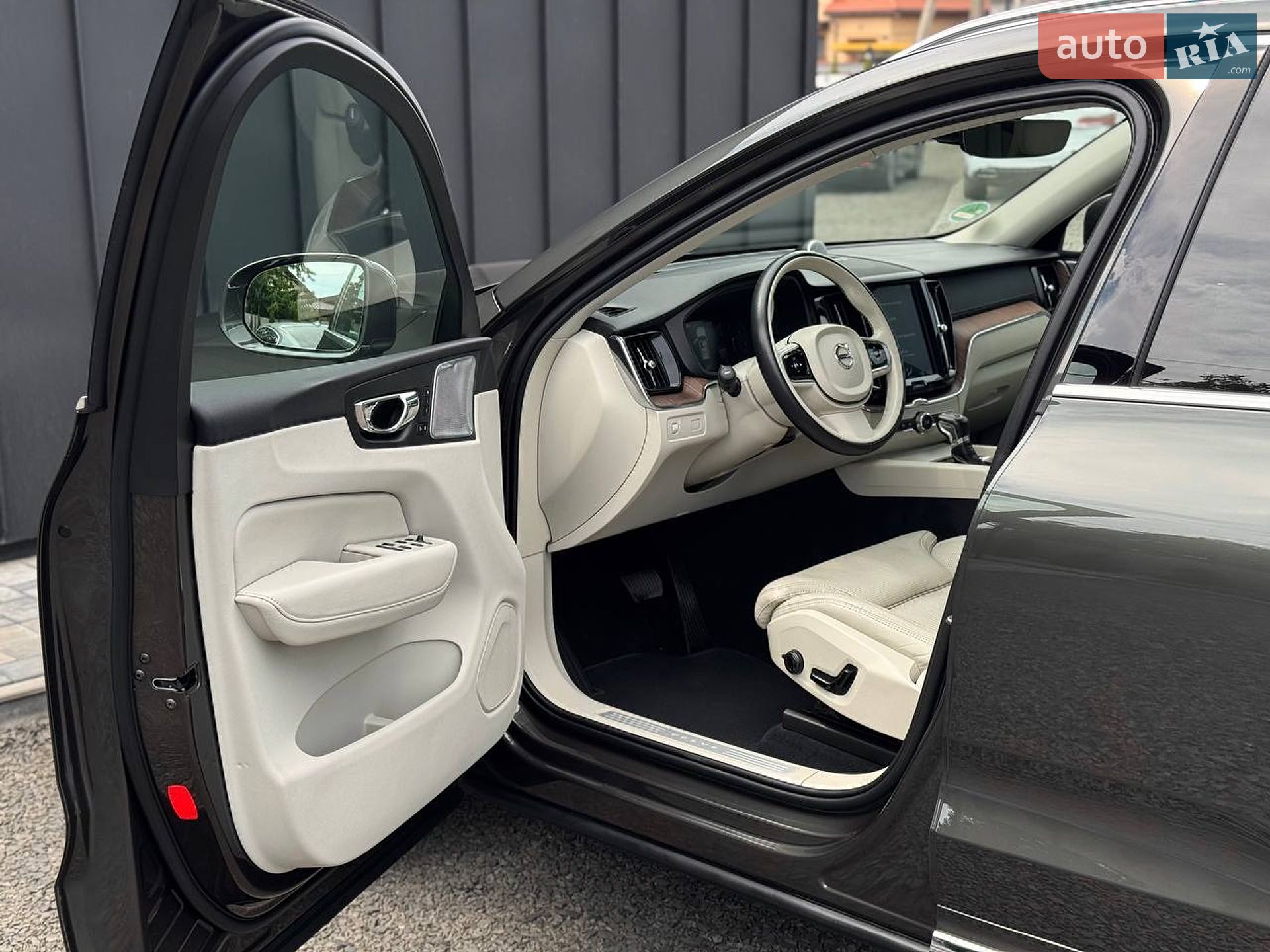 Volvo XC60 2018 VIN YV1UZ68UCJ1081133 фото оголошення 17 з 52