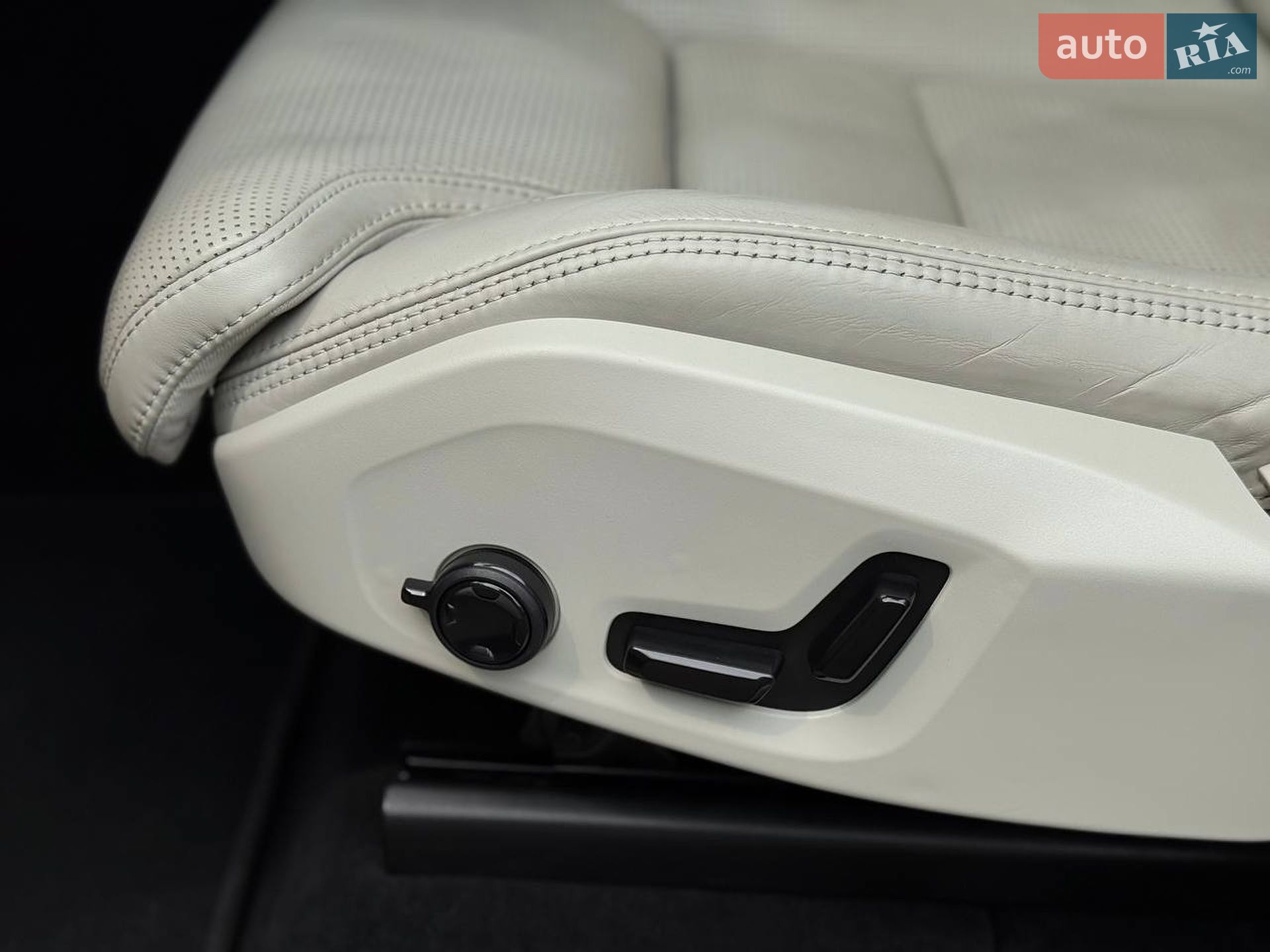 Volvo XC60 2018 VIN YV1UZ68UCJ1081133 фото оголошення 21 з 52