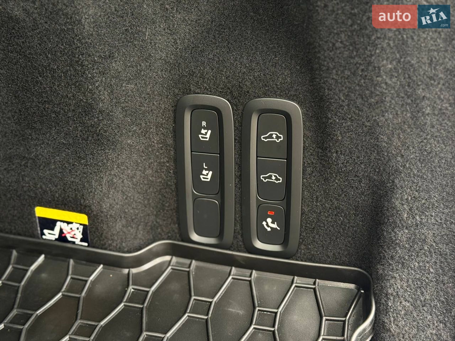 Volvo XC60 2018 VIN YV1UZ68UCJ1081133 фото оголошення 16 з 52
