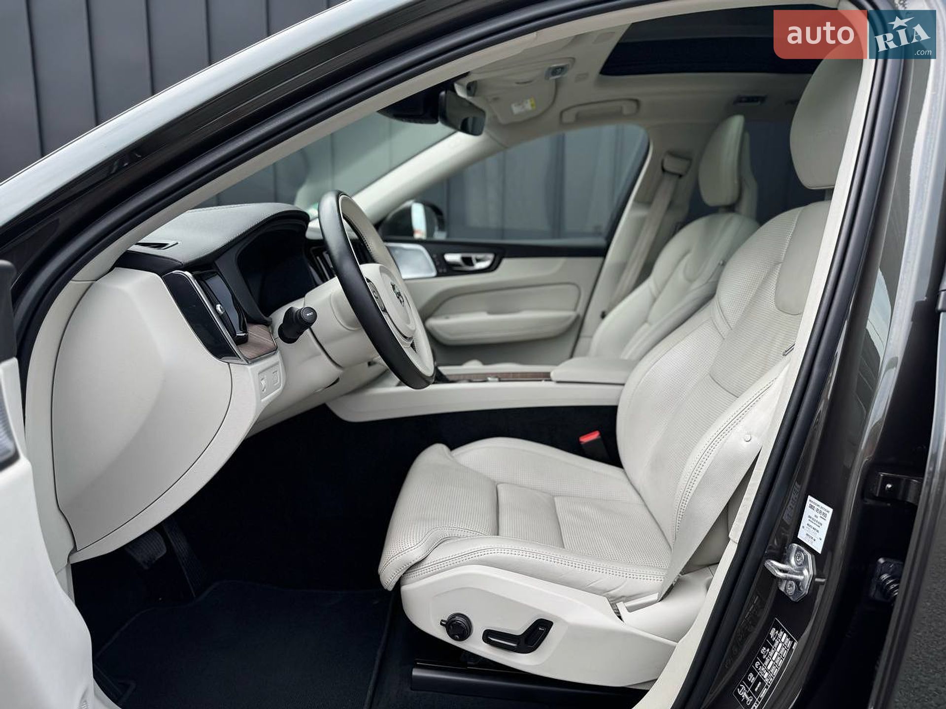 Volvo XC60 2018 VIN YV1UZ68UCJ1081133 фото оголошення 20 з 52